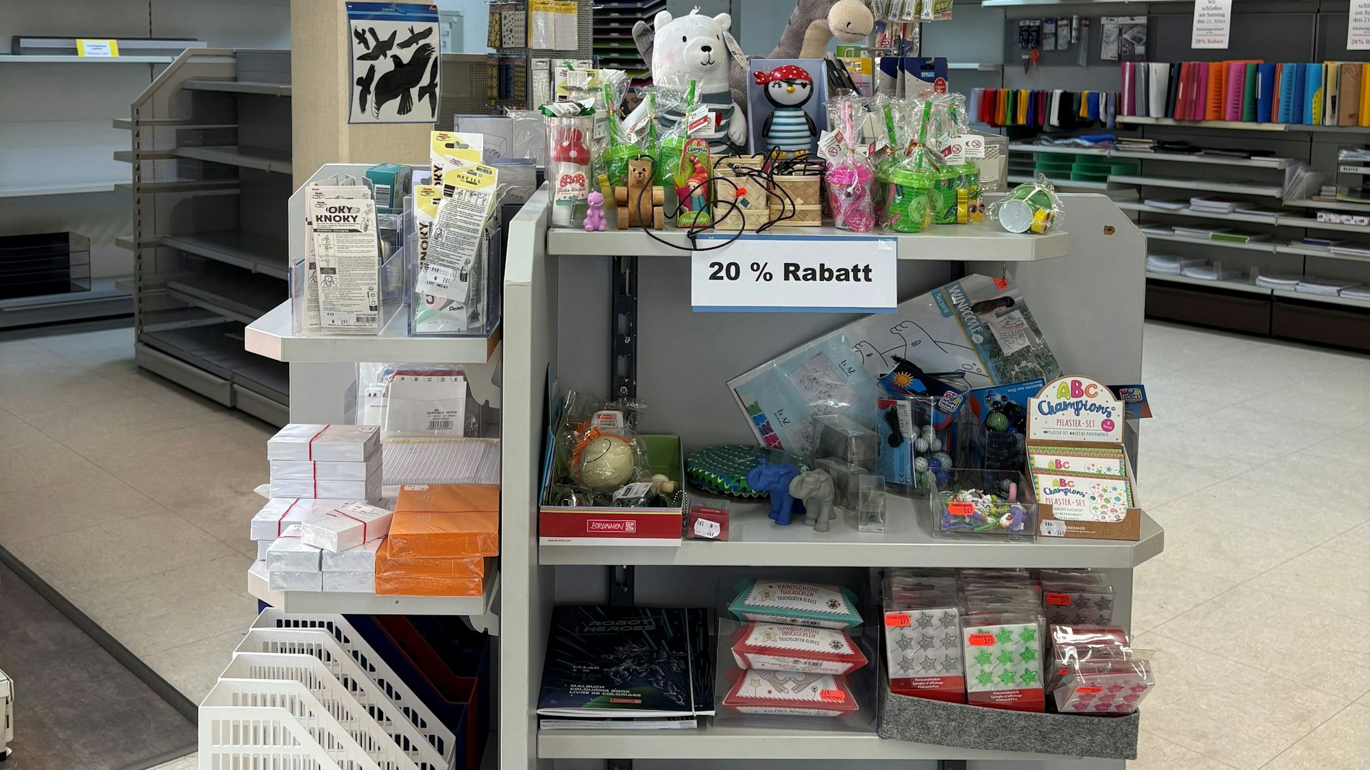 Die Regale im hintern Teil des Ladens sind schon leer und werden auch nicht mehr aufgefüllt.