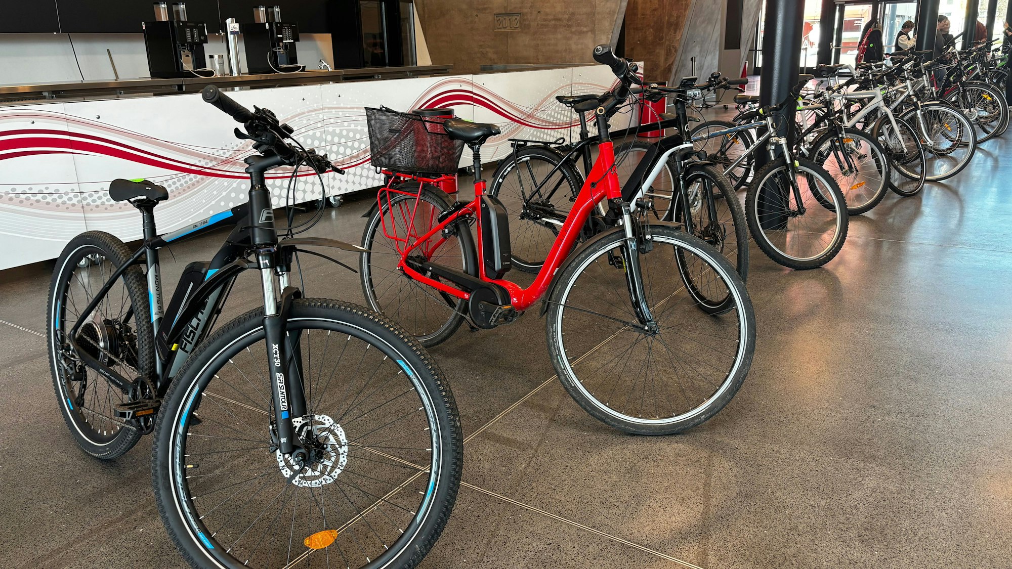 Besonders an den Fahrrädern und E-Bikes haben viele Bieter Interesse.