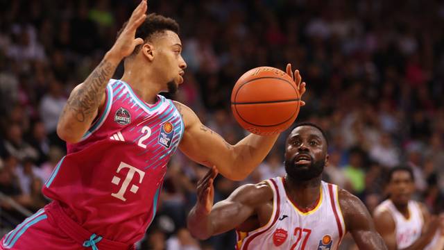 Im Hinspiel schnappt Bonns Alijah Comithier (links) dem Würzburger Eddy Edigin Jr. einen Rebound weg.