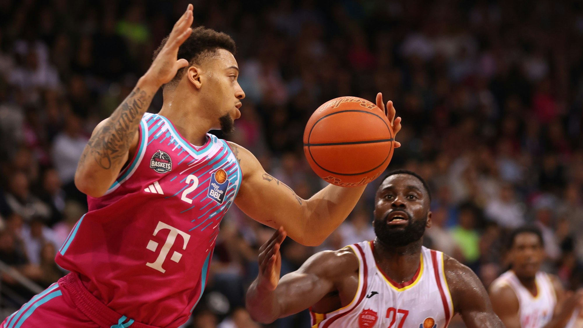 Im Hinspiel schnappt Bonns Alijah Comithier (links) dem Würzburger Eddy Edigin Jr. einen Rebound weg.