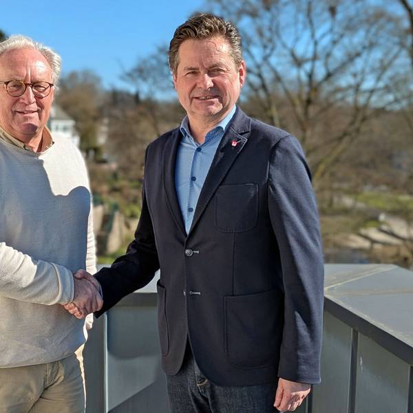 Mit 67 Jahren absolviert Andreas Kreft (links) ein sechswöchiges Praktikum im Rathaus der Stadt Wiehl. Bürgermeister Ulrich Stücker hieß ihn herzlich willkommen und lobte das Engagement des Oberwiehlers.