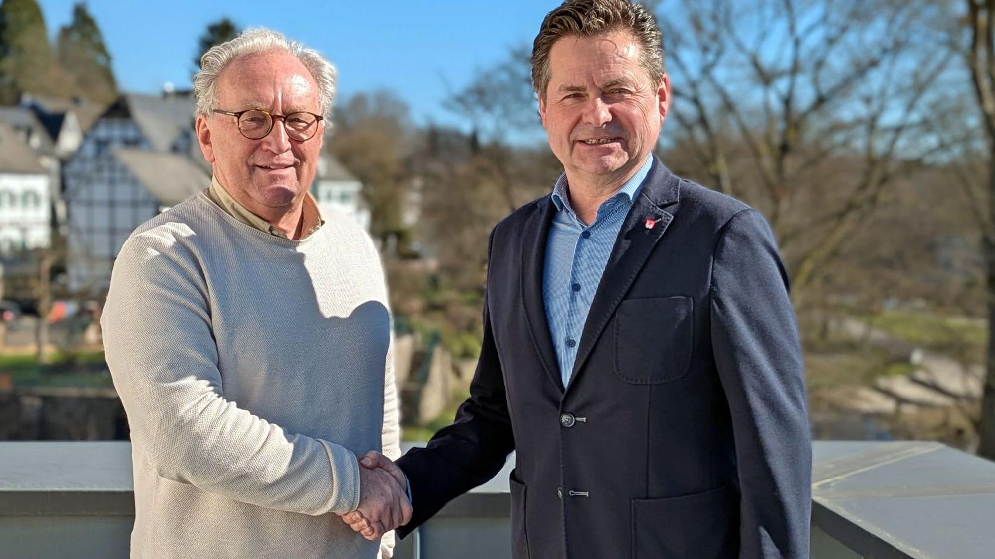 Mit 67 Jahren absolviert Andreas Kreft (links) ein sechswöchiges Praktikum im Rathaus der Stadt Wiehl. Bürgermeister Ulrich Stücker hieß ihn herzlich willkommen und lobte das Engagement des Oberwiehlers.