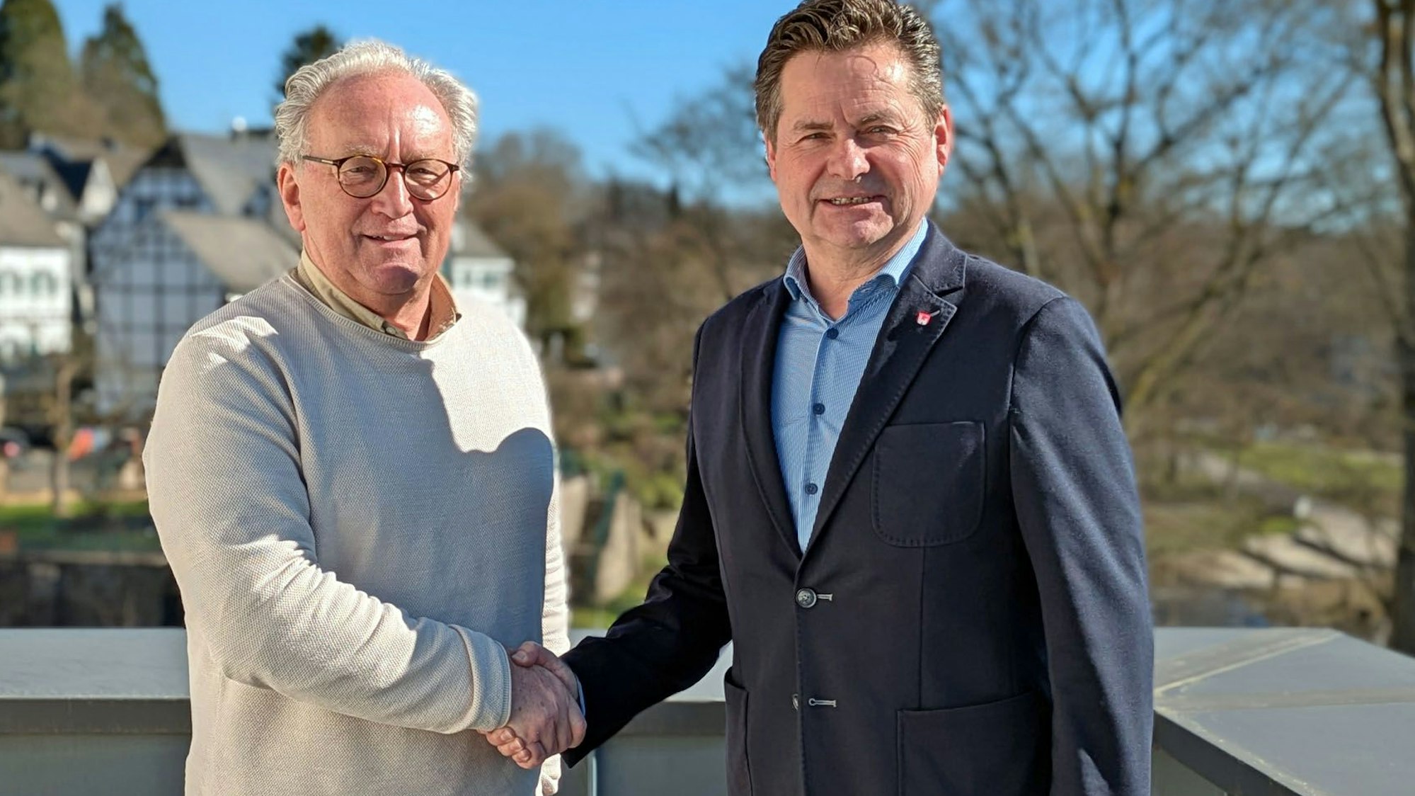 Mit 67 Jahren absolviert Andreas Kreft (links) ein sechswöchiges Praktikum im Rathaus der Stadt Wiehl. Bürgermeister Ulrich Stücker hieß ihn herzlich willkommen und lobte das Engagement des Oberwiehlers.