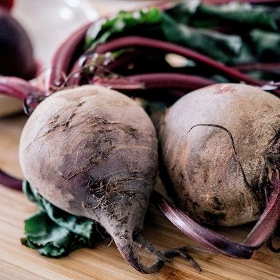 Rote Bete, Sellerie oder Spitzkohl können im Ofen gegart werden.