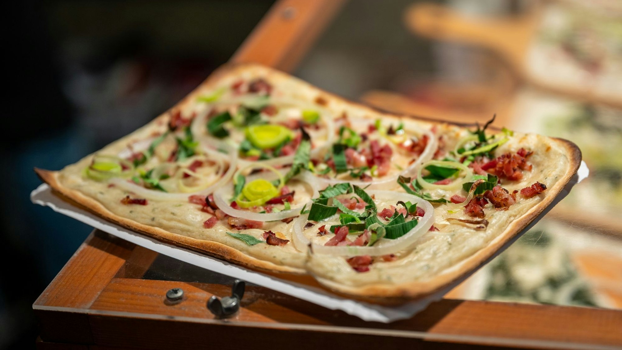Der Klassiker nach Elsässer Art: Flammkuchen mit Lauch, Speck und Zwiebeln.