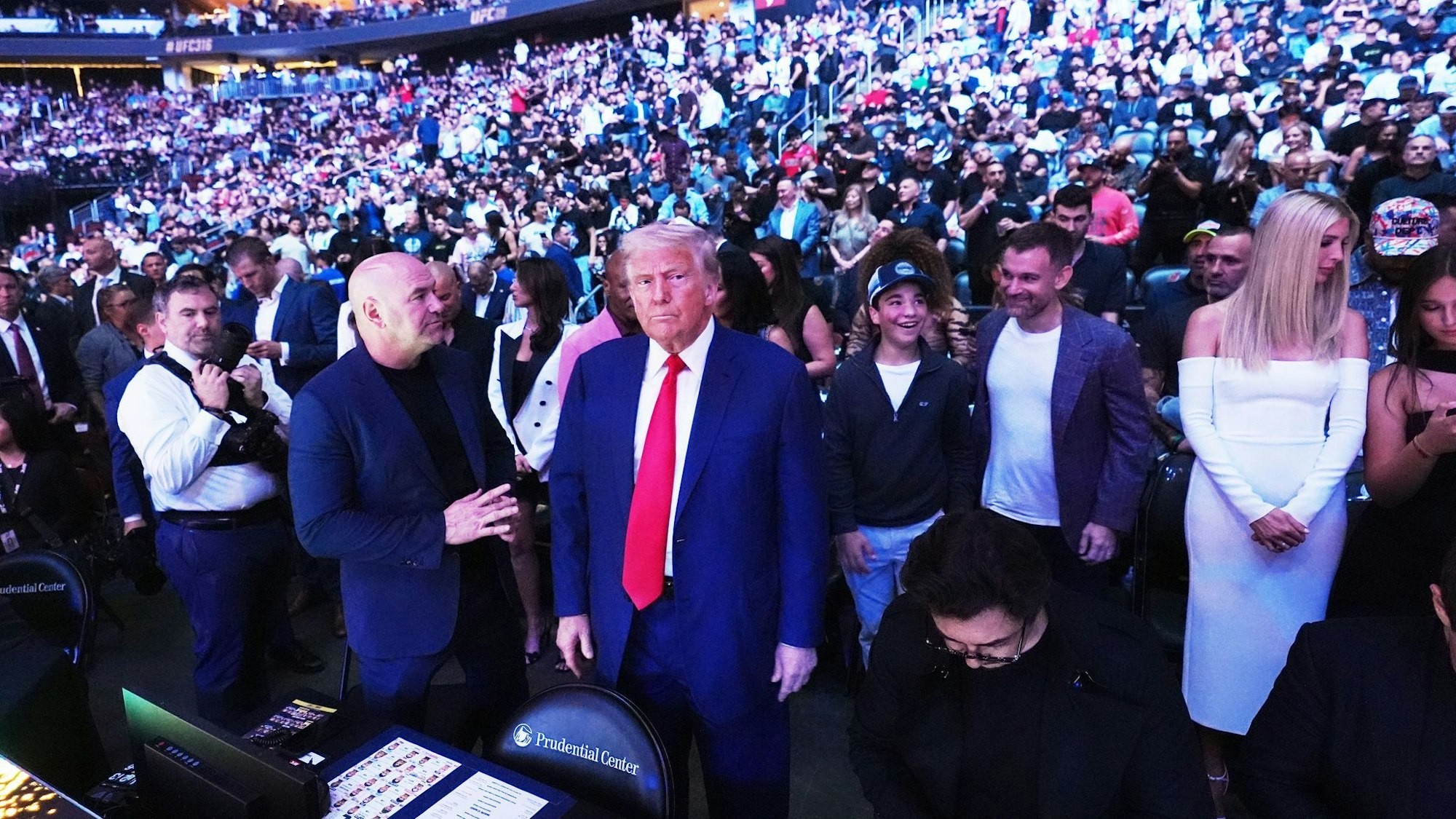 US-Präsident Donald Trump - hier mit UFC-Boss Dana White - gilt als Mixed-Martial-Arts-Fan. Athleten des Kampfsports sollen nun FBI-Mitarbeiter trainieren. (Archivbild)