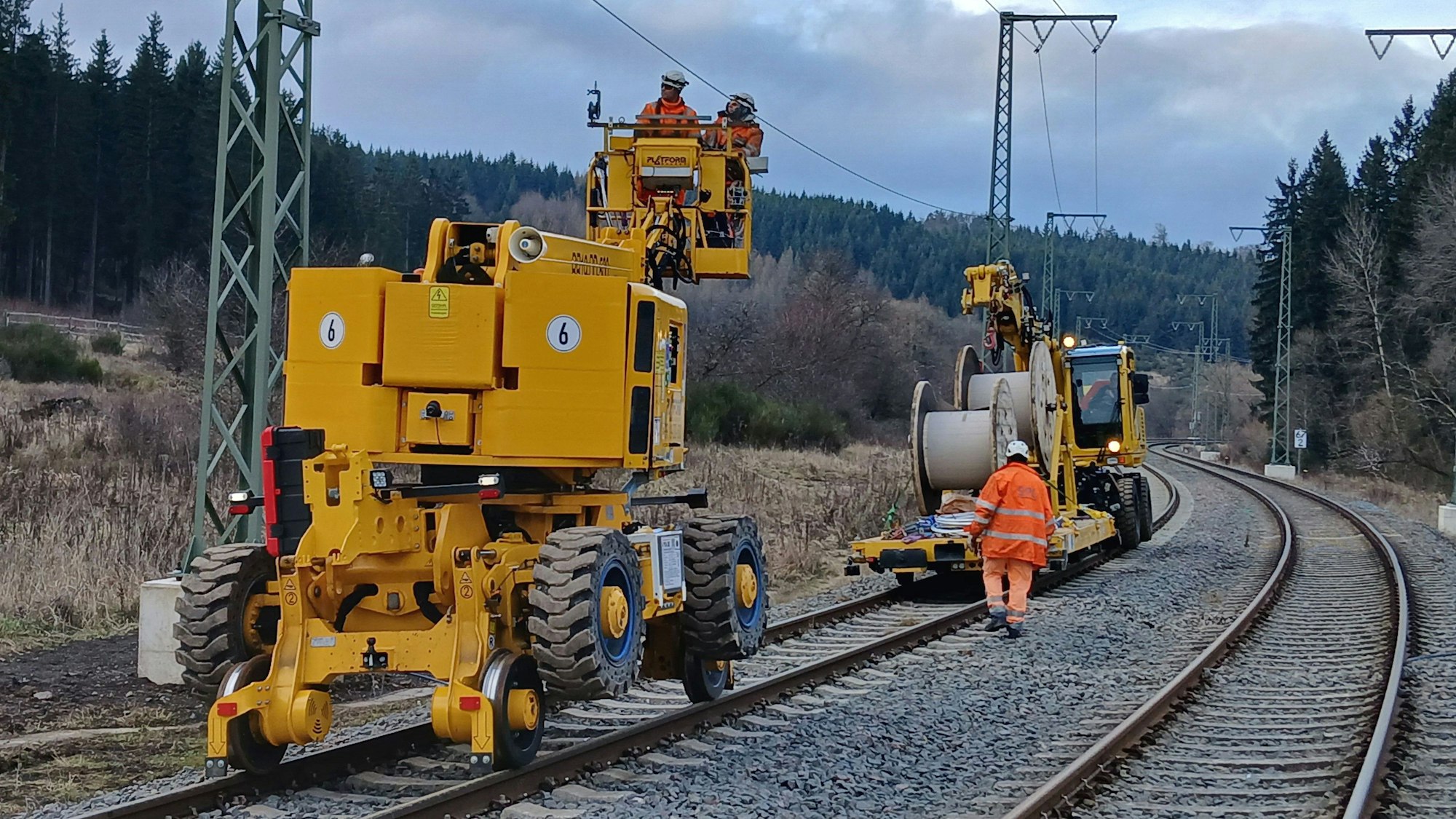 Arbeiten zur Elektrifizierung der Eifelstrecke im Bereich von Blankenheimerdorf.
