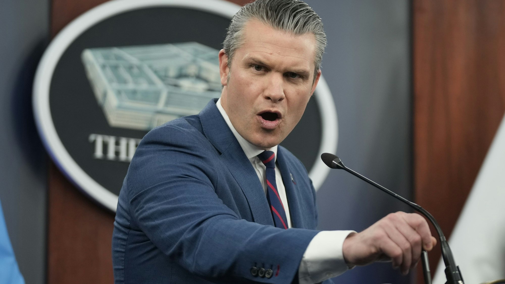 US-Verteidigungsminister Pete Hegseth spricht während einer Pressekonferenz im Pentagon.
