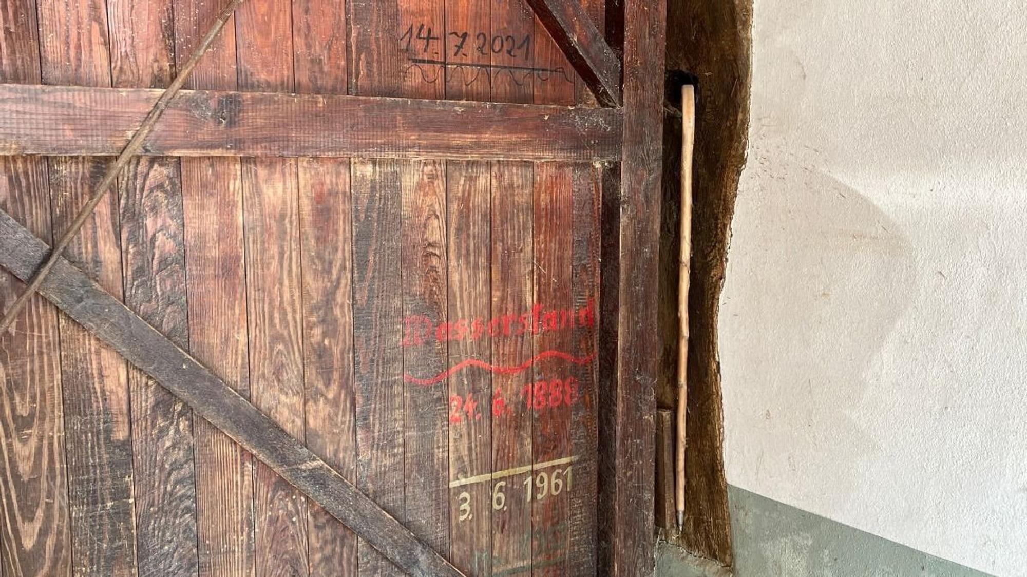 An einer Tür in Flerzheim sind historische Hochwasserstände markiert.