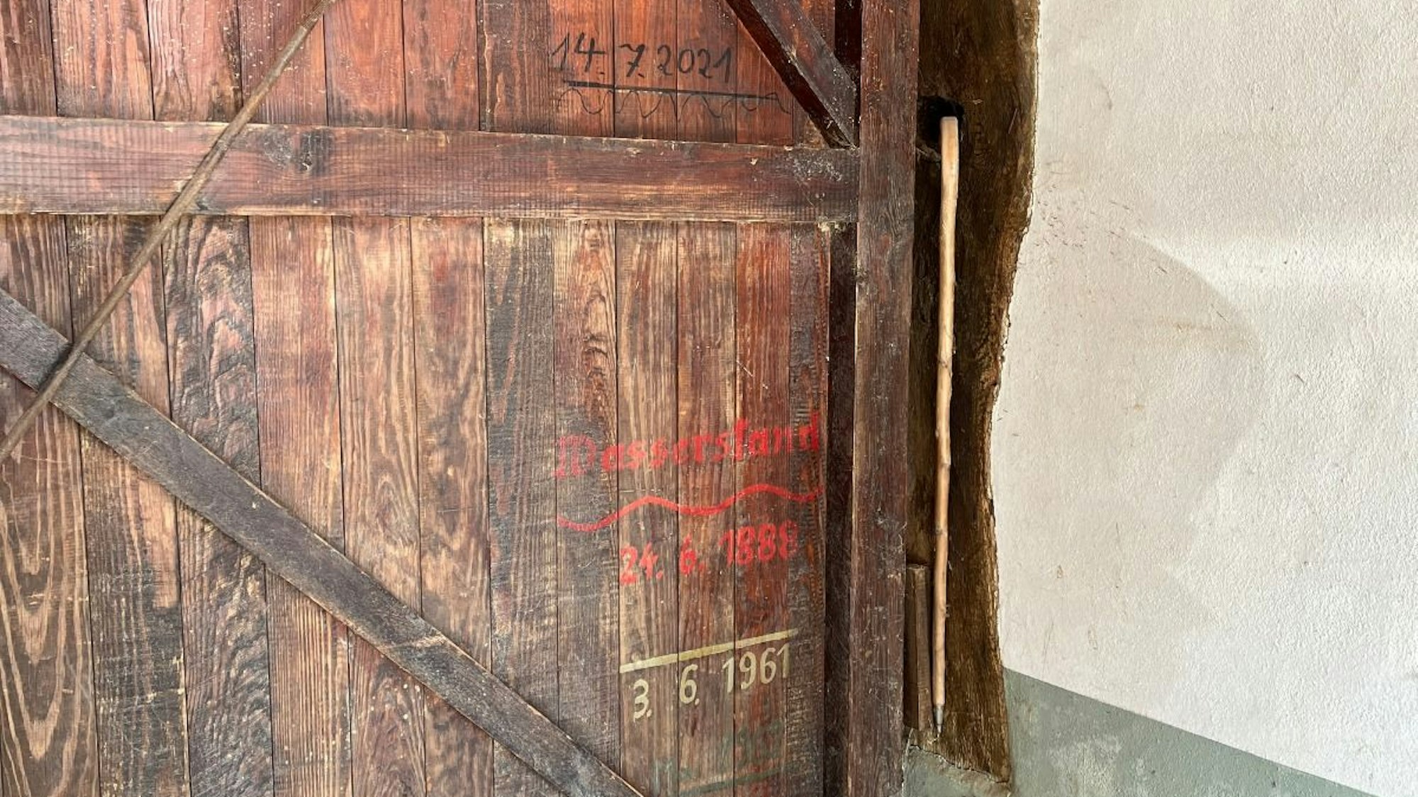 An einer Tür in Flerzheim sind historische Hochwasserstände markiert.