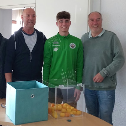 Gruppenbild bei einer Auslosung für Fußballspiele