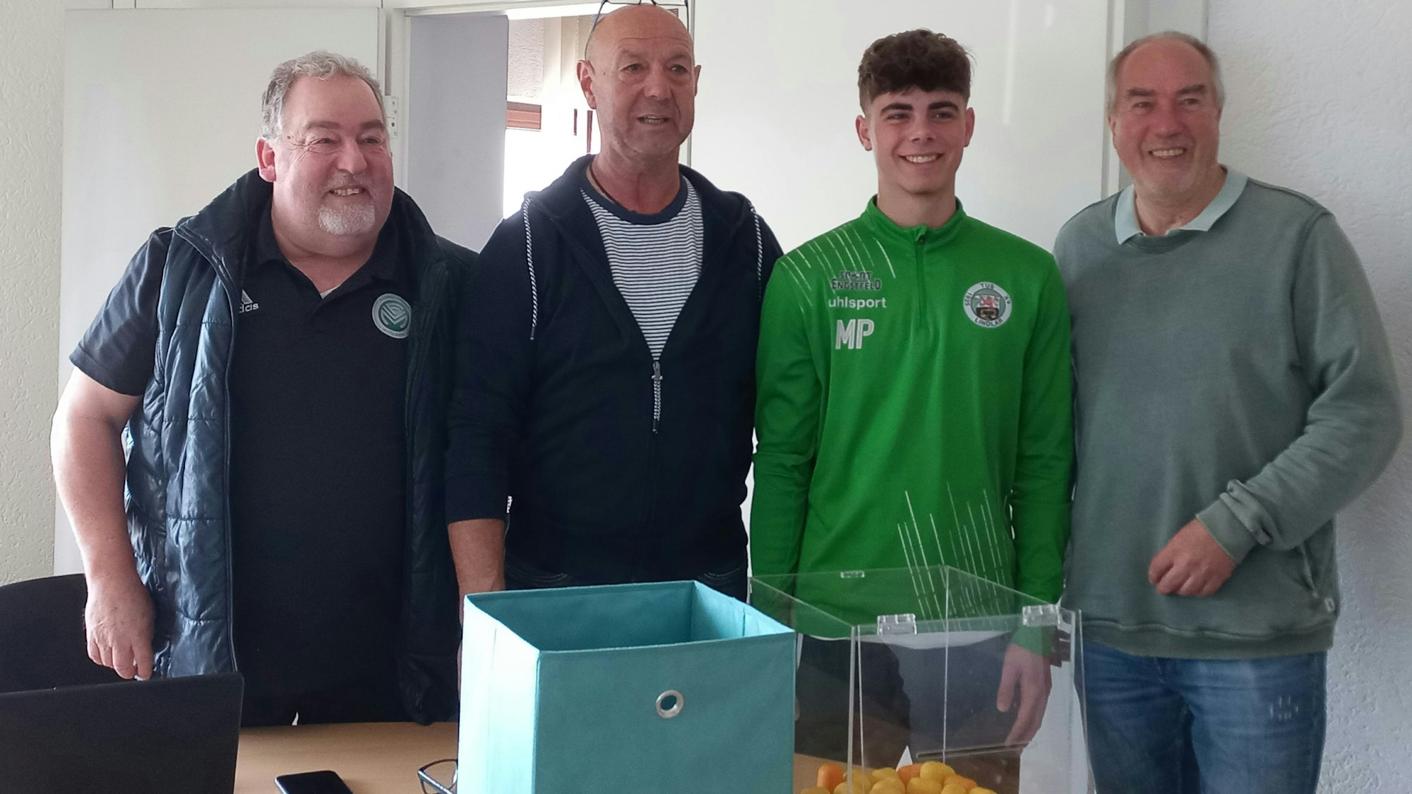 Gruppenbild bei einer Auslosung für Fußballspiele