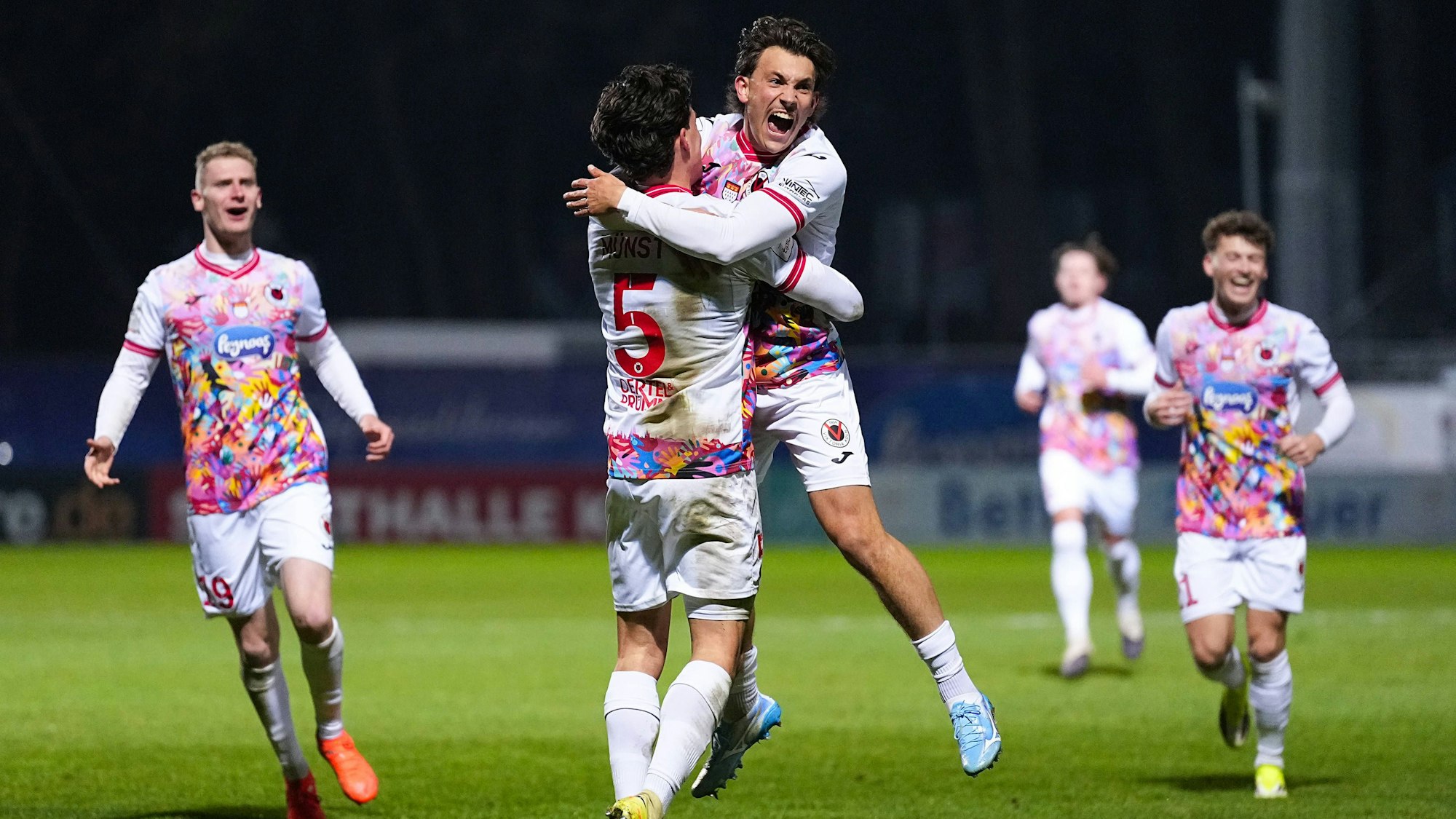 Sportpark Höhenberg Torjubel nach dem Tor für den FC Viktoria Köln durch Torschütze Leonhard Münst.