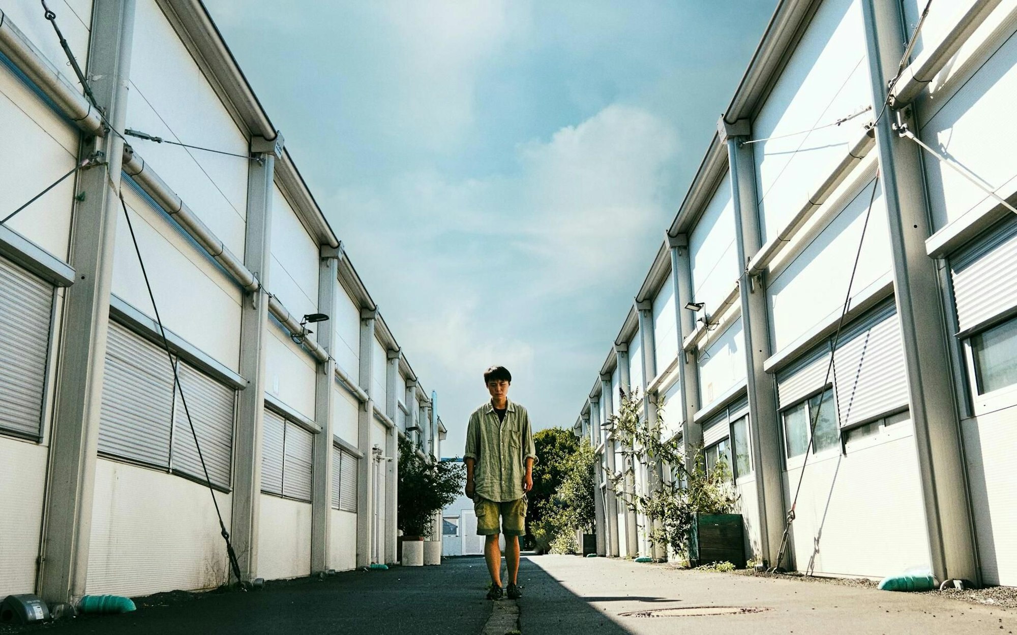 Der Protagonist des Kurzfilms "Mein Name Akim" steht zwischen den Gebäuden seiner Unterkunft.