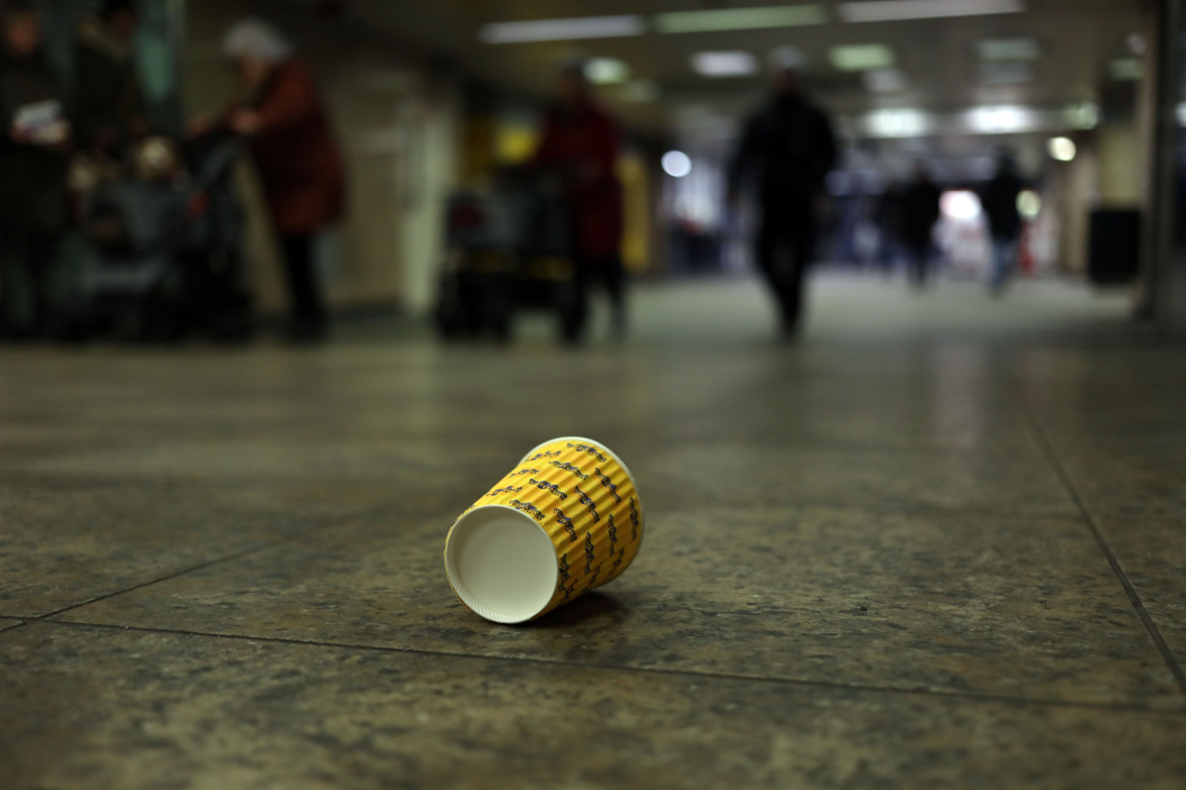 Ein weggeworfener Kaffeebecher an der U-Bahn Haltestelle Hauptbahnhof.