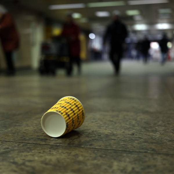 Ein weggeworfener Kaffeebecher an der U-Bahn Haltestelle Hauptbahnhof.