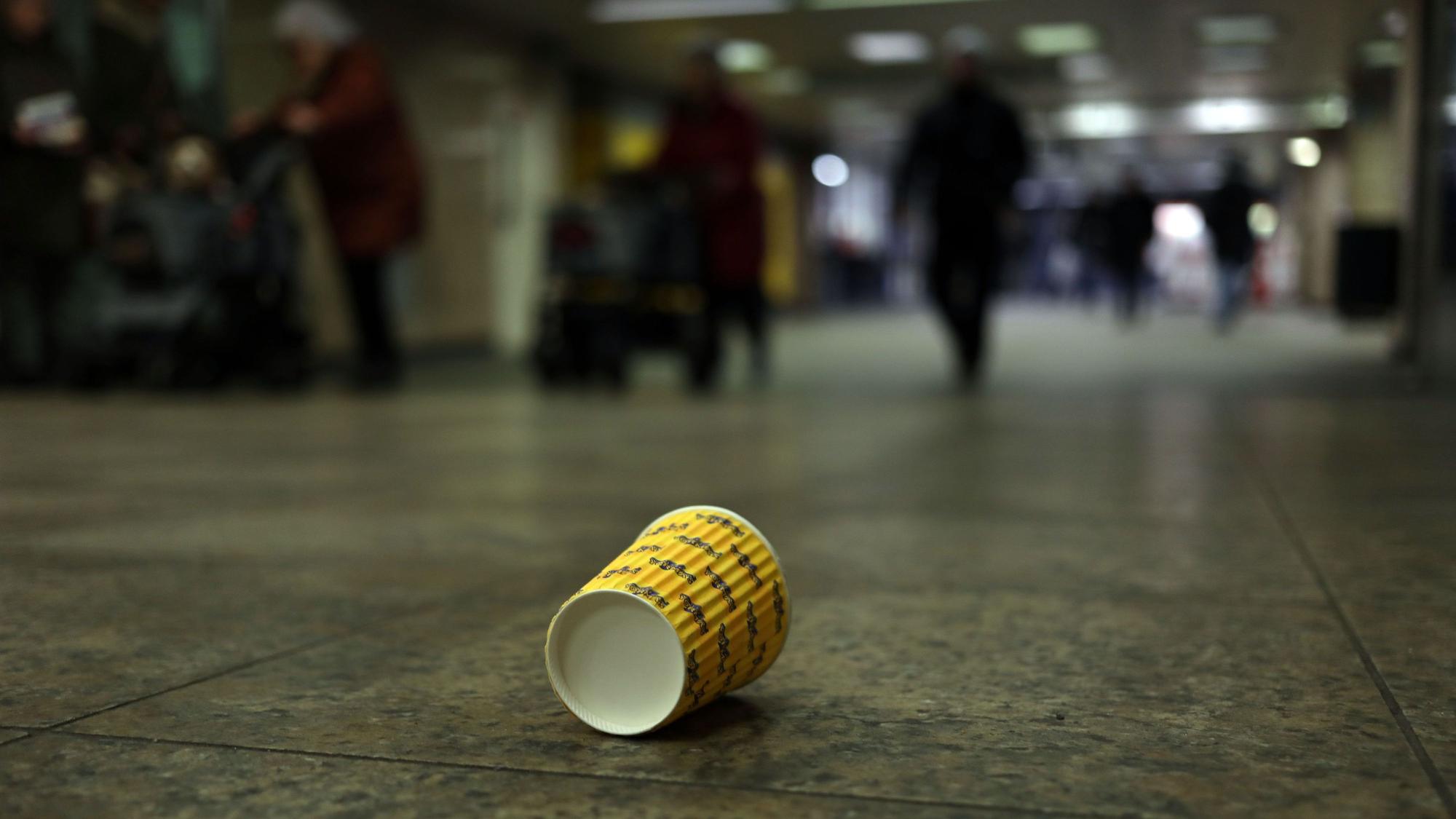 Ein weggeworfener Kaffeebecher an der U-Bahn Haltestelle Hauptbahnhof.