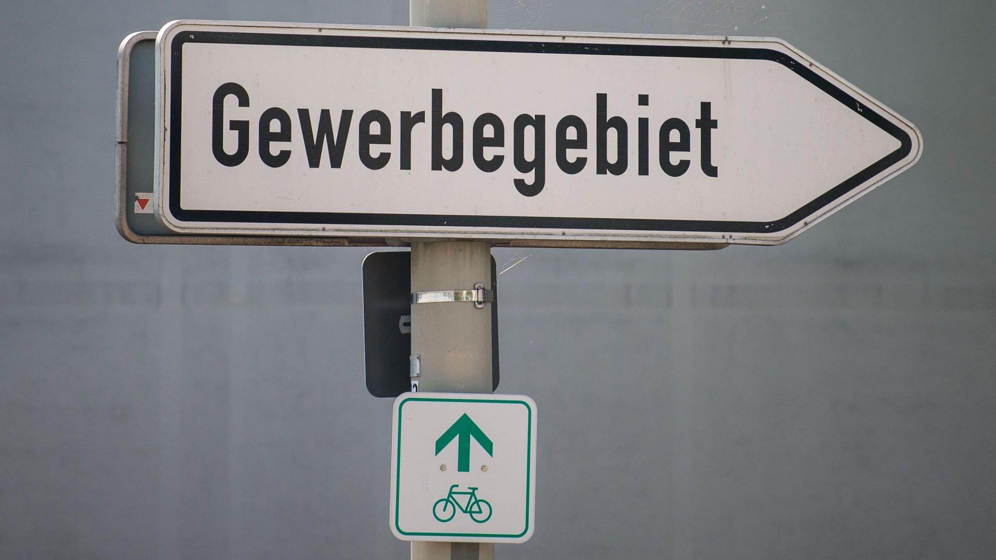 Zu sehen ist ein Hinweisschild auf ein Gewerbegebiet.