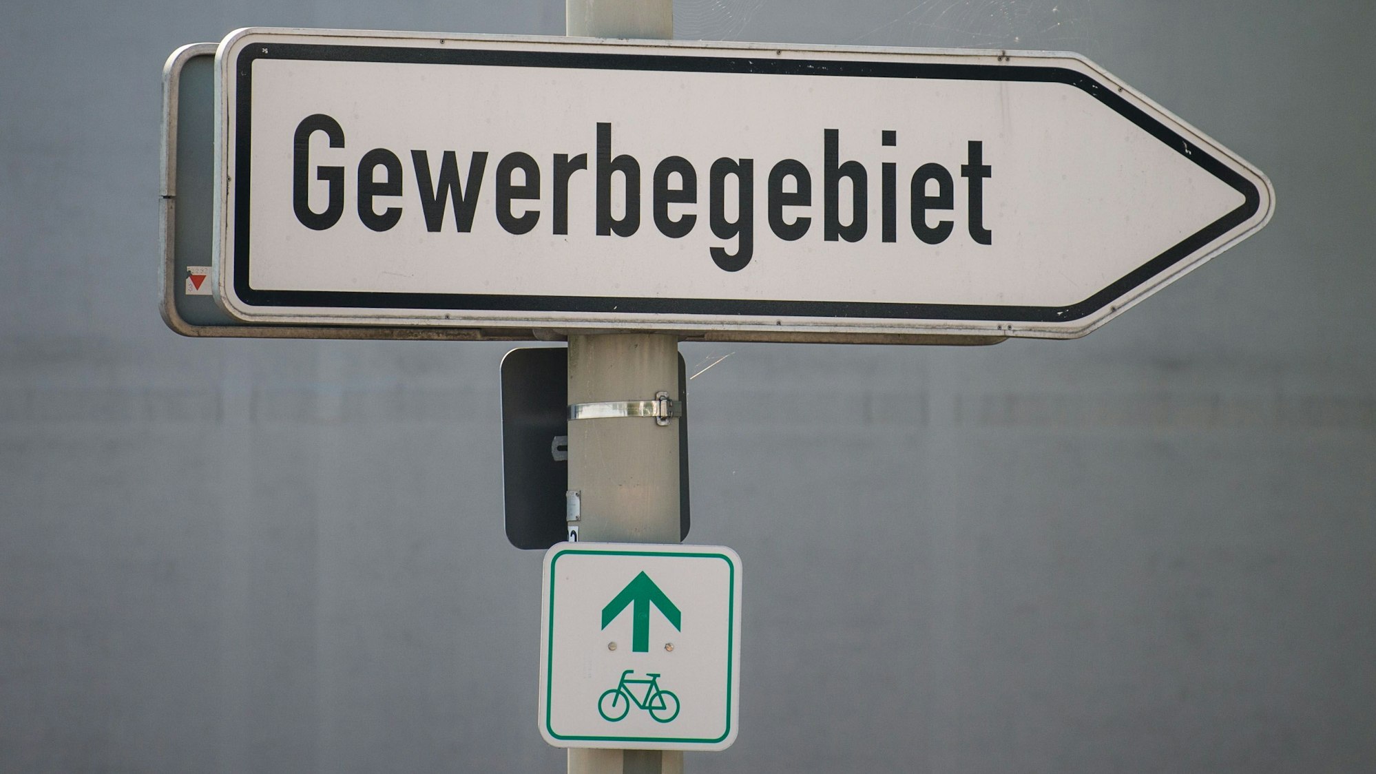 Zu sehen ist ein Hinweisschild auf ein Gewerbegebiet.