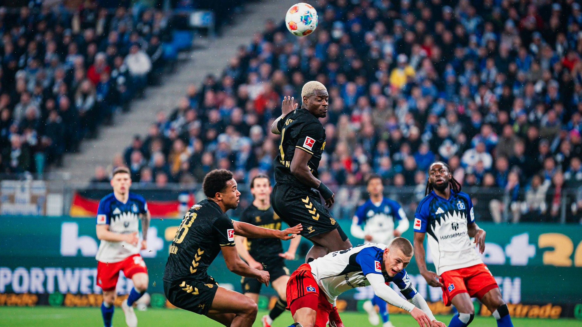Einen schweren Stand hatten Ragnar Ache und Youssoupha Niang (l.) gegen die HSV-Abwehr.