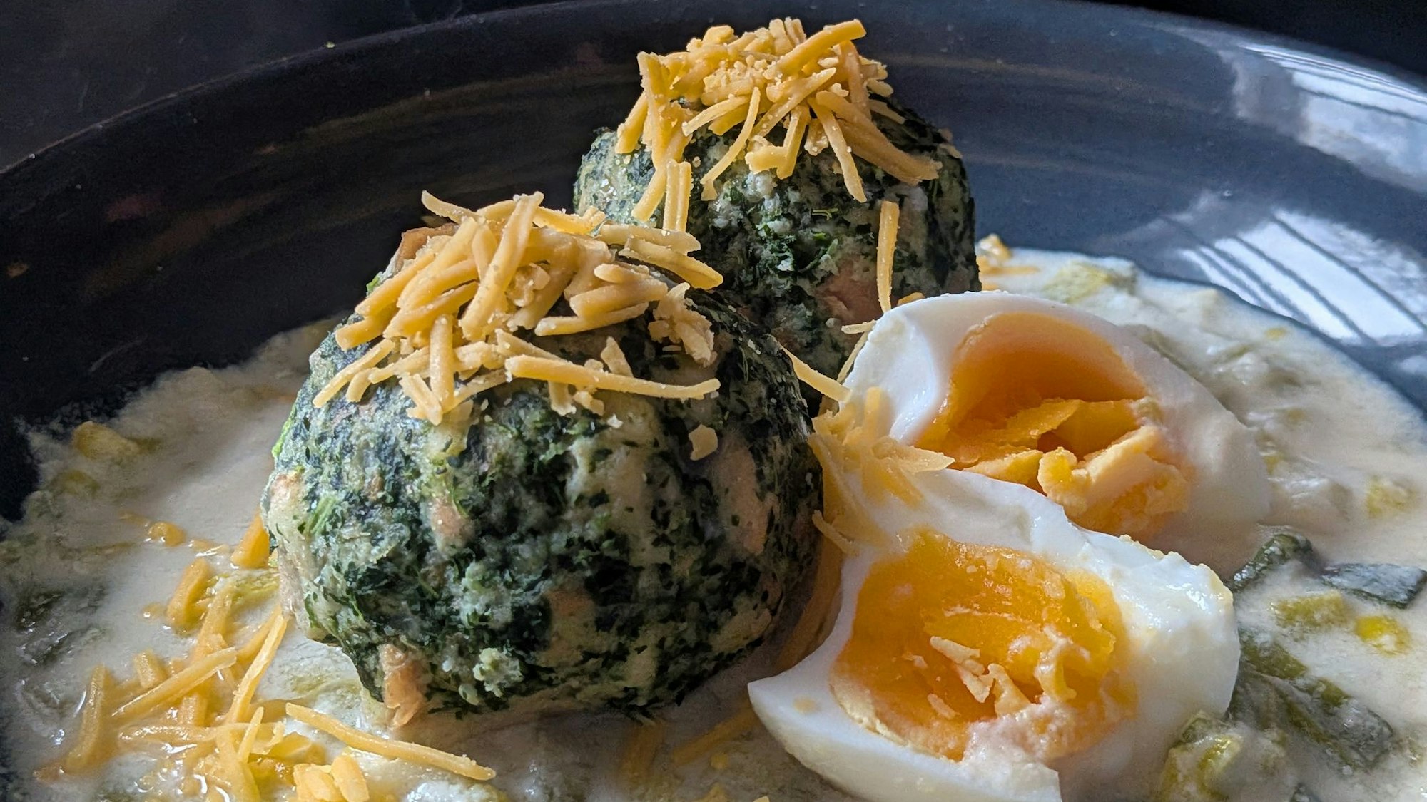 Parmesan in den Spinatknödeln und Schmelzkäse in der Sauce machen das Gericht besonders cremig.