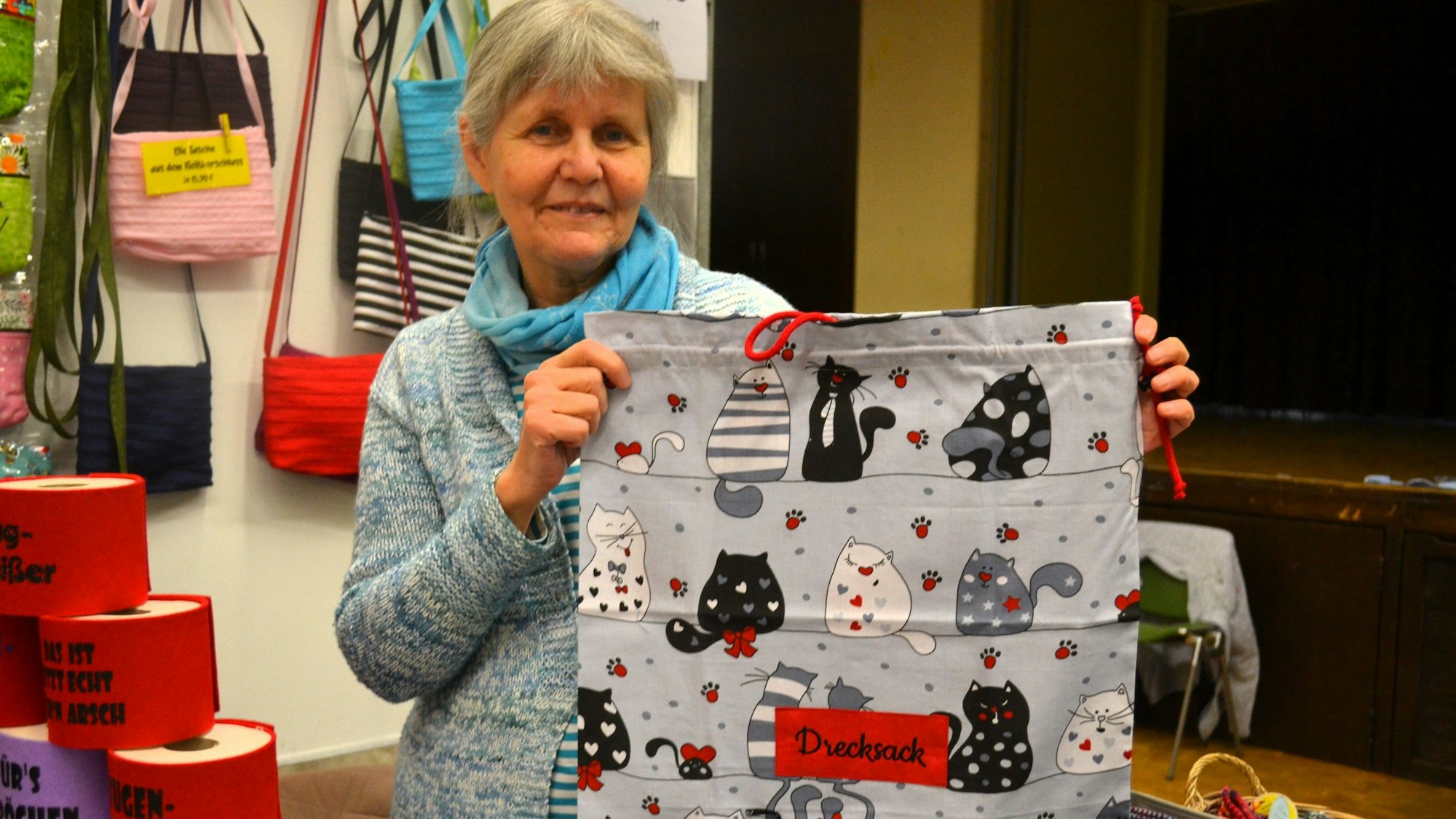 Eine Frau hält einen Wäschebeutel in der Hand.