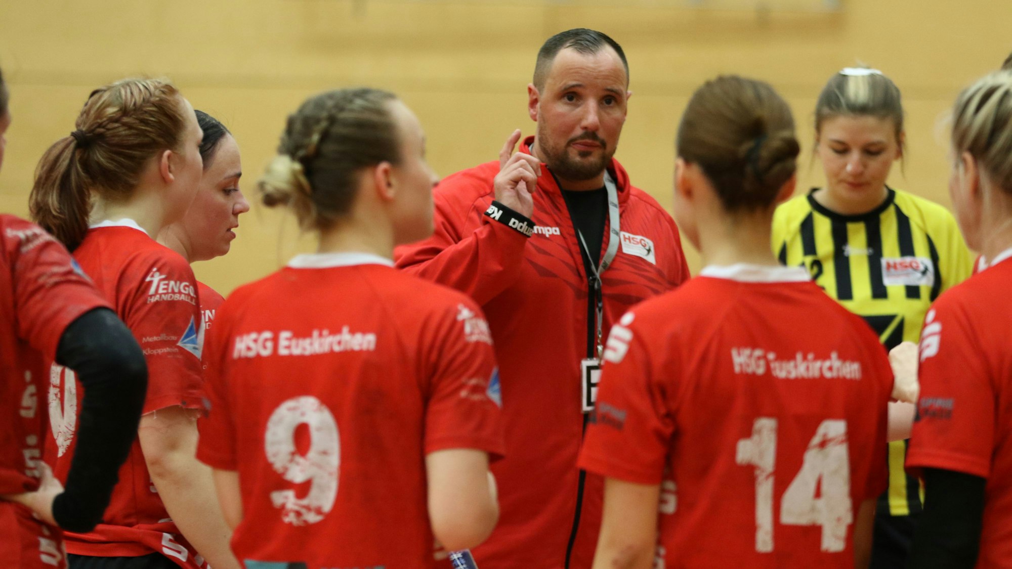 Julian Meyer während einer Ansprache im Kreis seiner Spielerinnen.