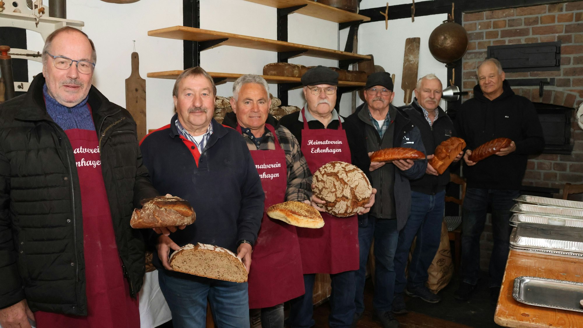 Das Foto zeigt das Team des Bauernhofmuseums mit verschiedenen Broten.