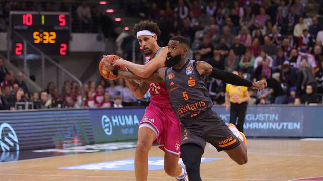 Baskets-Center Mike Kessens (links) macht am Ende den Deckel für die Bonner in Würzburg drauf.