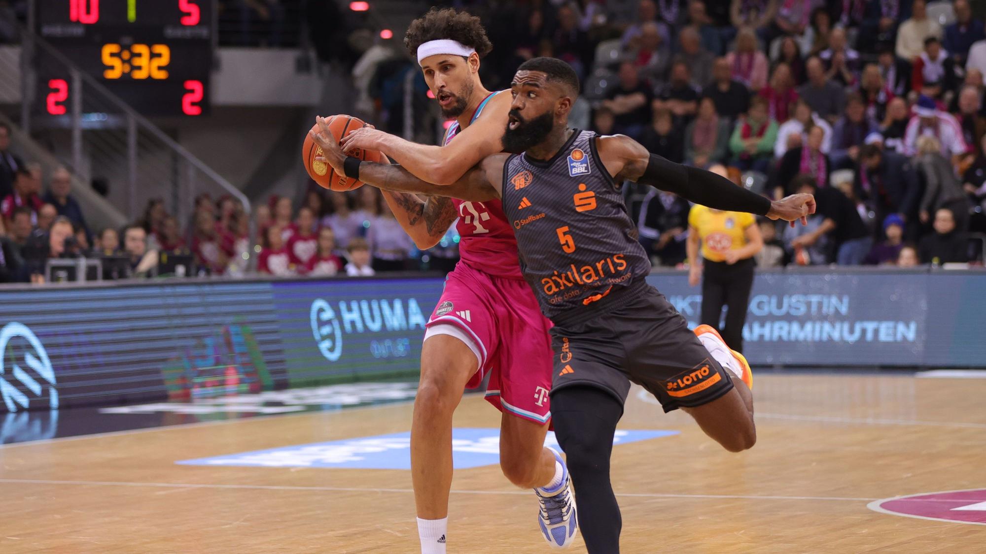 Baskets-Center Mike Kessens (links) macht am Ende den Deckel für die Bonner in Würzburg drauf.