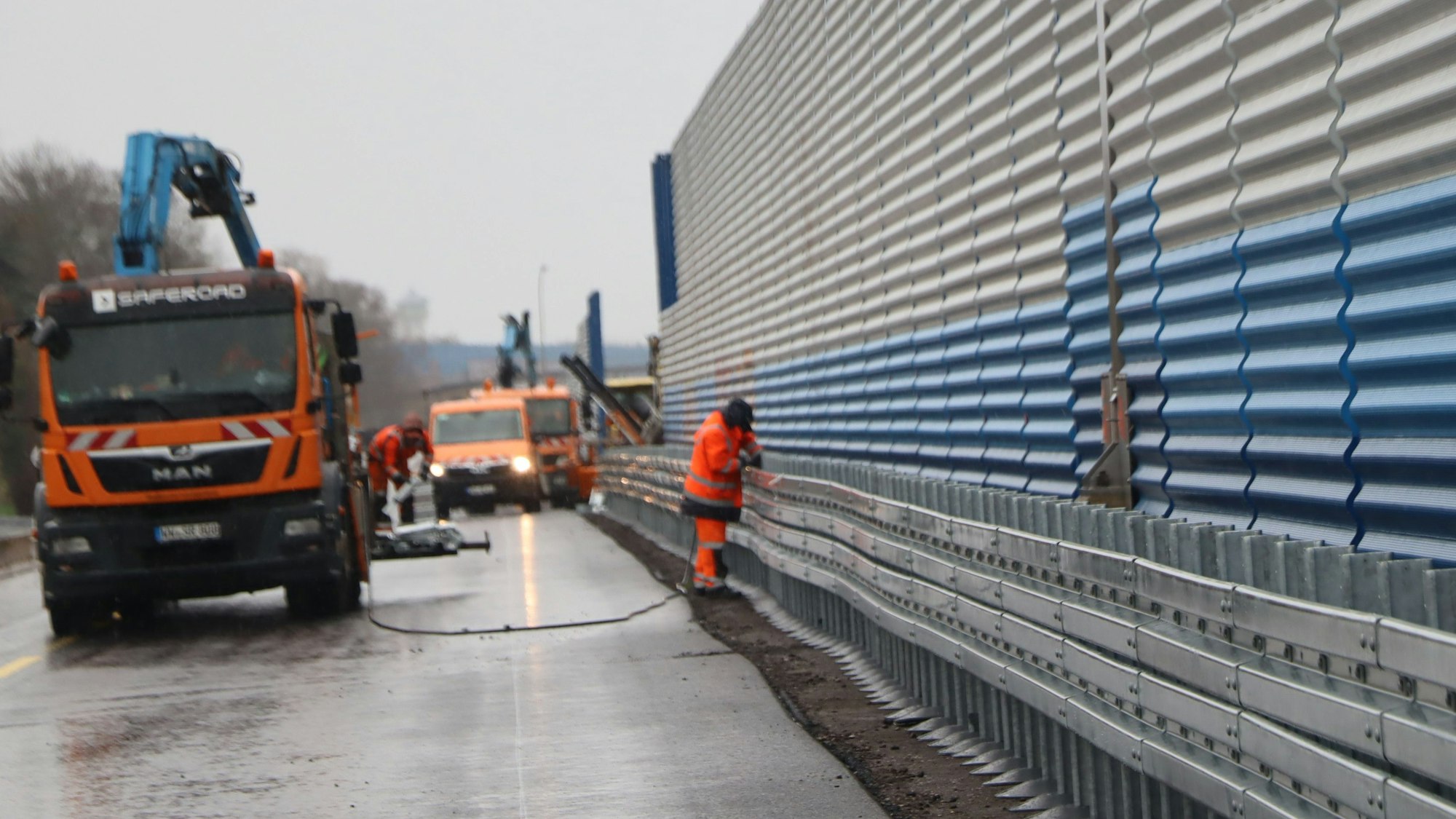 Am 23. März wird der Verkehr komplett auf die neu gebauten Fahrbahnen der A555 umgelegt. Bis dahin gibt es im Mittelbereich noch einiges zu tun.