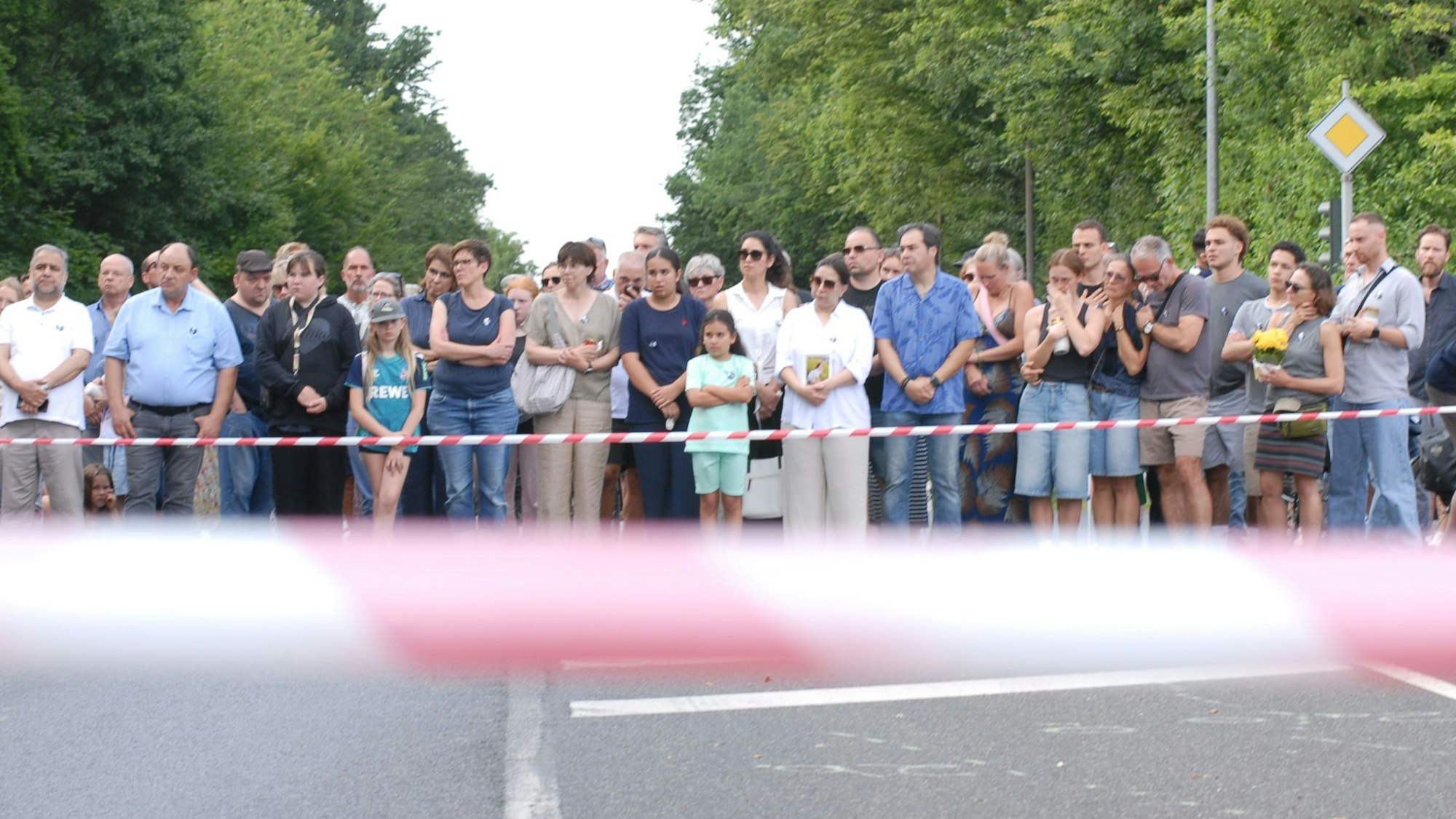Mehrere Hundert Menschen hatten Ende Juni 2025 zum Gedenken an die Unfallopfer an einer Mahnwache teilgenommen.