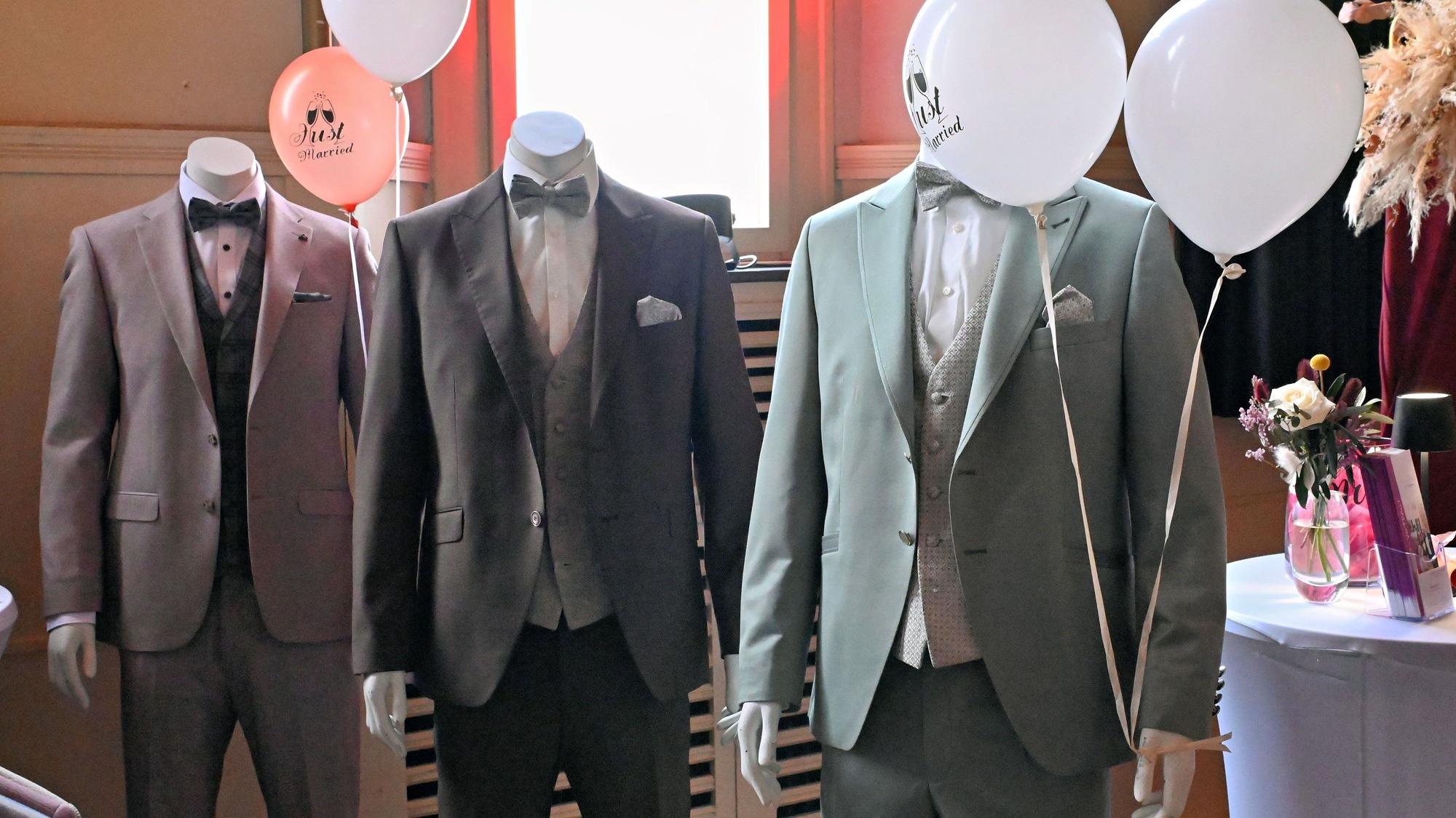 Drei Schaufensterpuppen mit verschiedenen Hochzeitsanzüge.