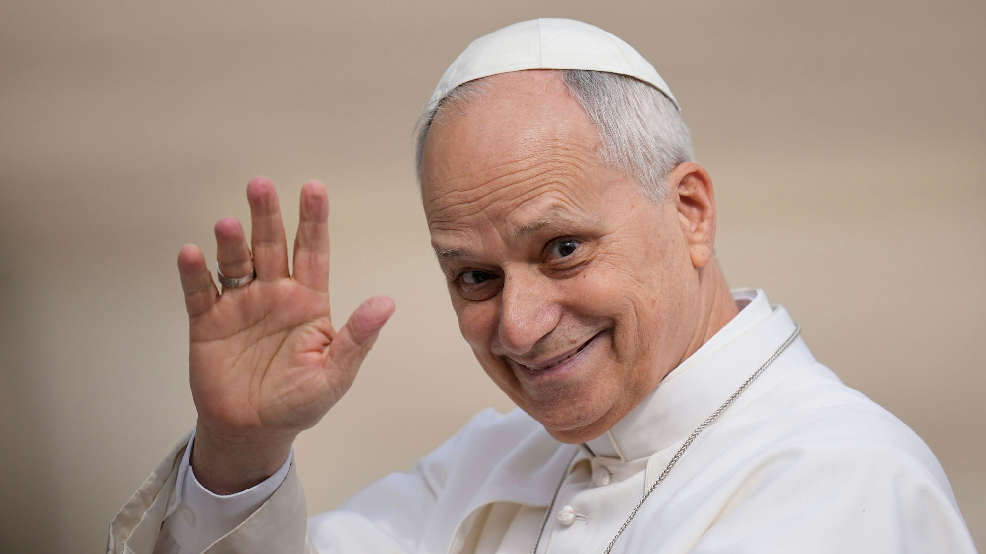 Papst Leo XIV. kommt zu seiner wöchentlichen Generalaudienz auf dem Petersplatz im Vatikan.