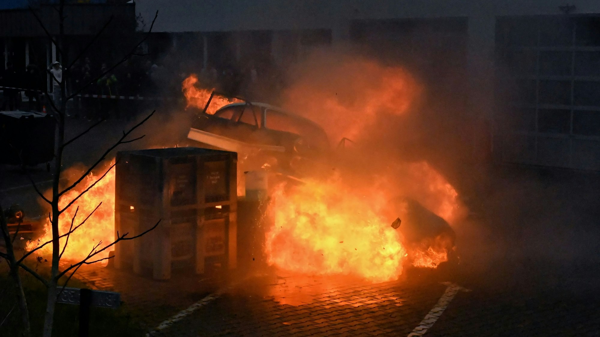 Ein Auto explodiert auf einem Parkplatz.