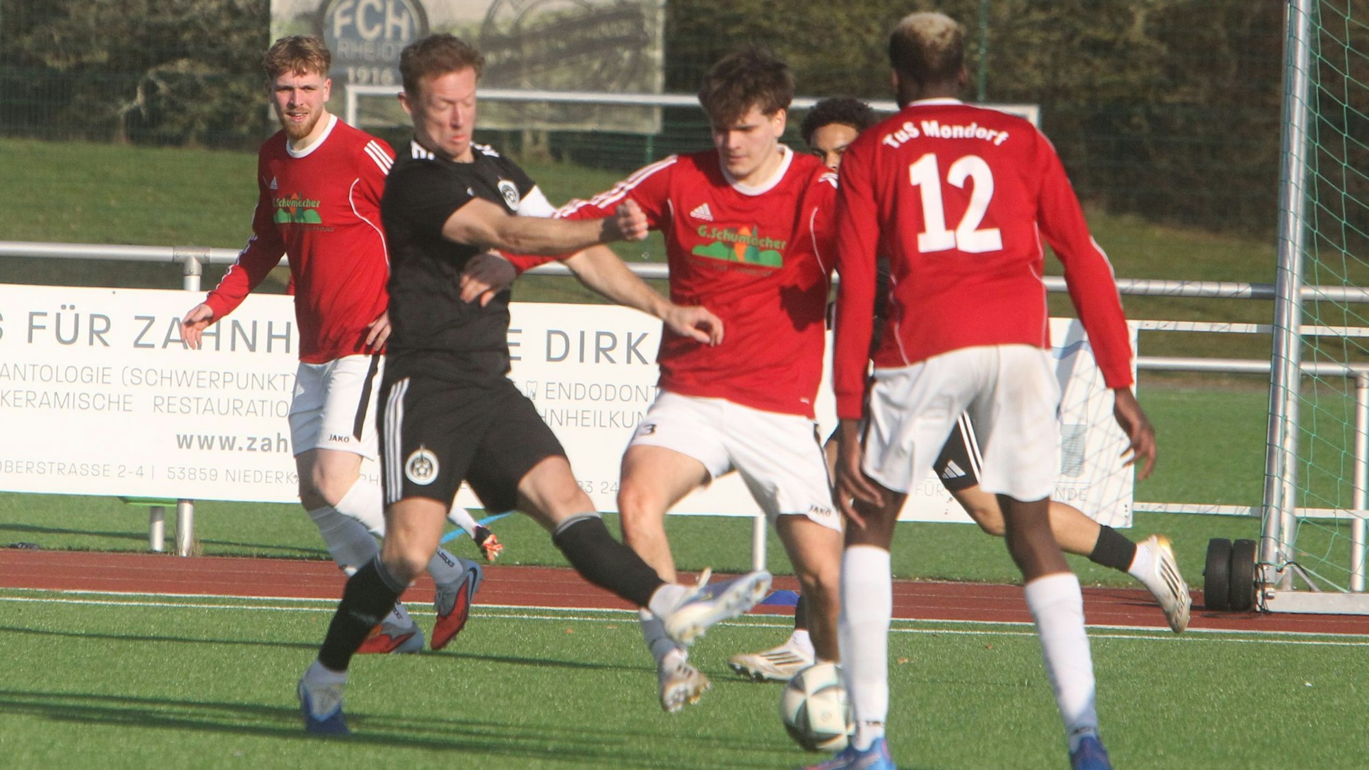 Der TuS Mondorf um Luca Viola (am Ball) und der Spitzenreiter GW Brauweiler schenken sich nichts.