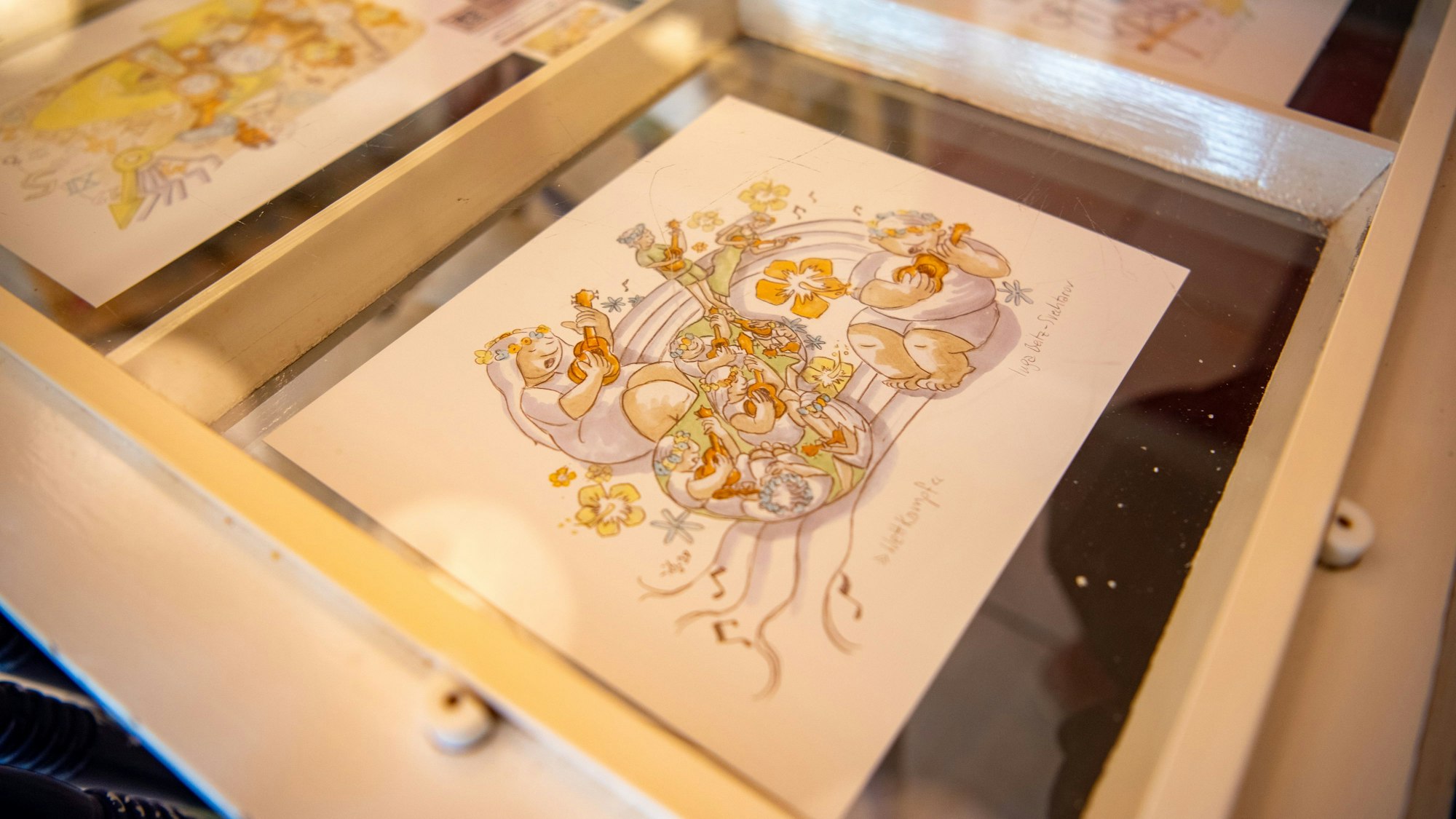 Eine Illustration in der Ausstellung von Inga Beitz-Svechtarov zeigt mehrere Ukulele spielende Frauen, die mit Blumen geschmückt sind.