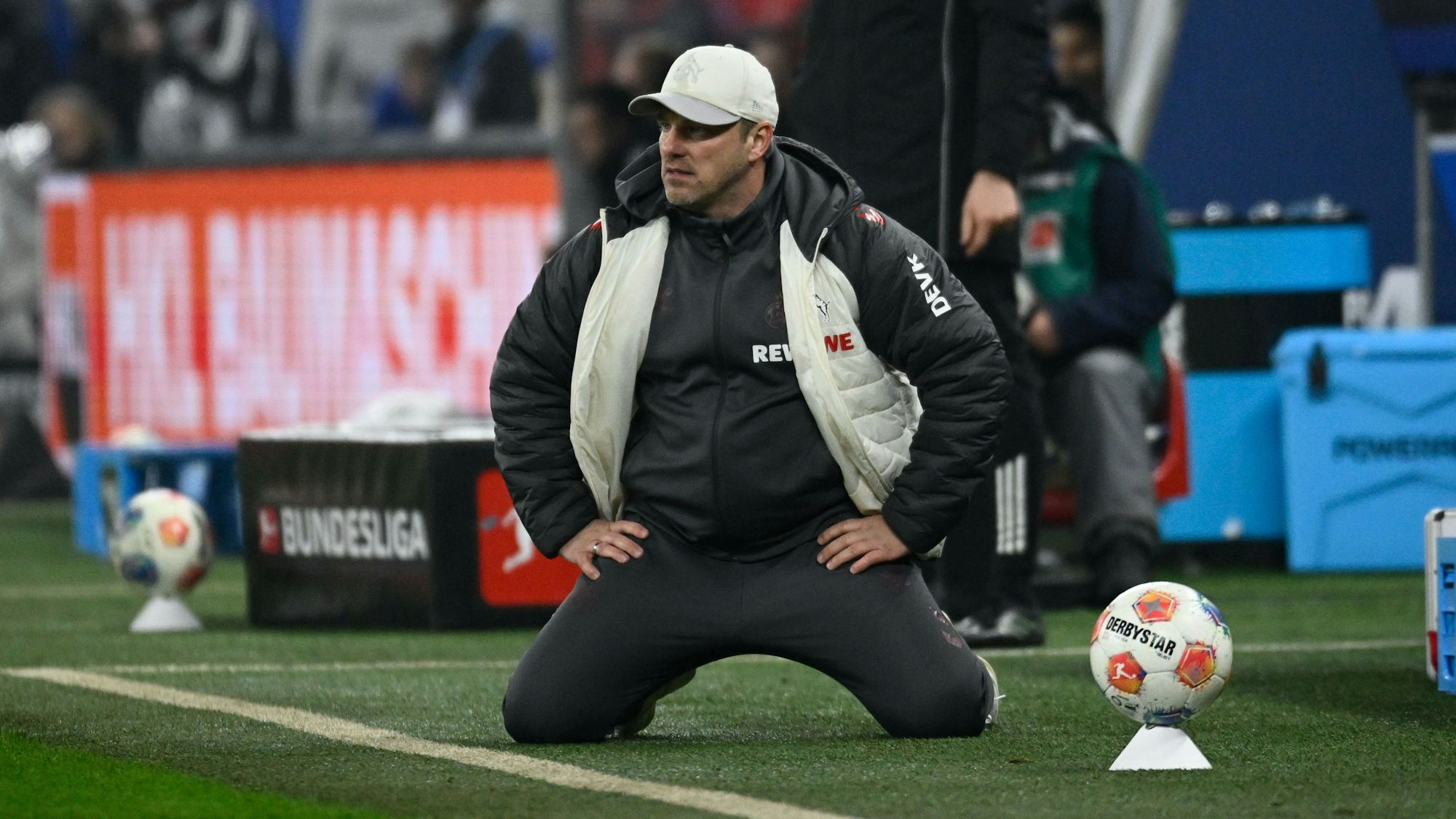 In die Knie gegangen, aber noch nicht in die Knie gezwungen: FC-Trainer Lukas Kwasniok kniet beim 1:1 gegen den Hamburger SV am Spielfeldrand.