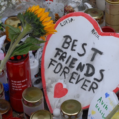 An der Unfallstelle an der Frechener Straße erinnerten Kerzen, Blumen und Botschaften an die beiden Unfallopfer.