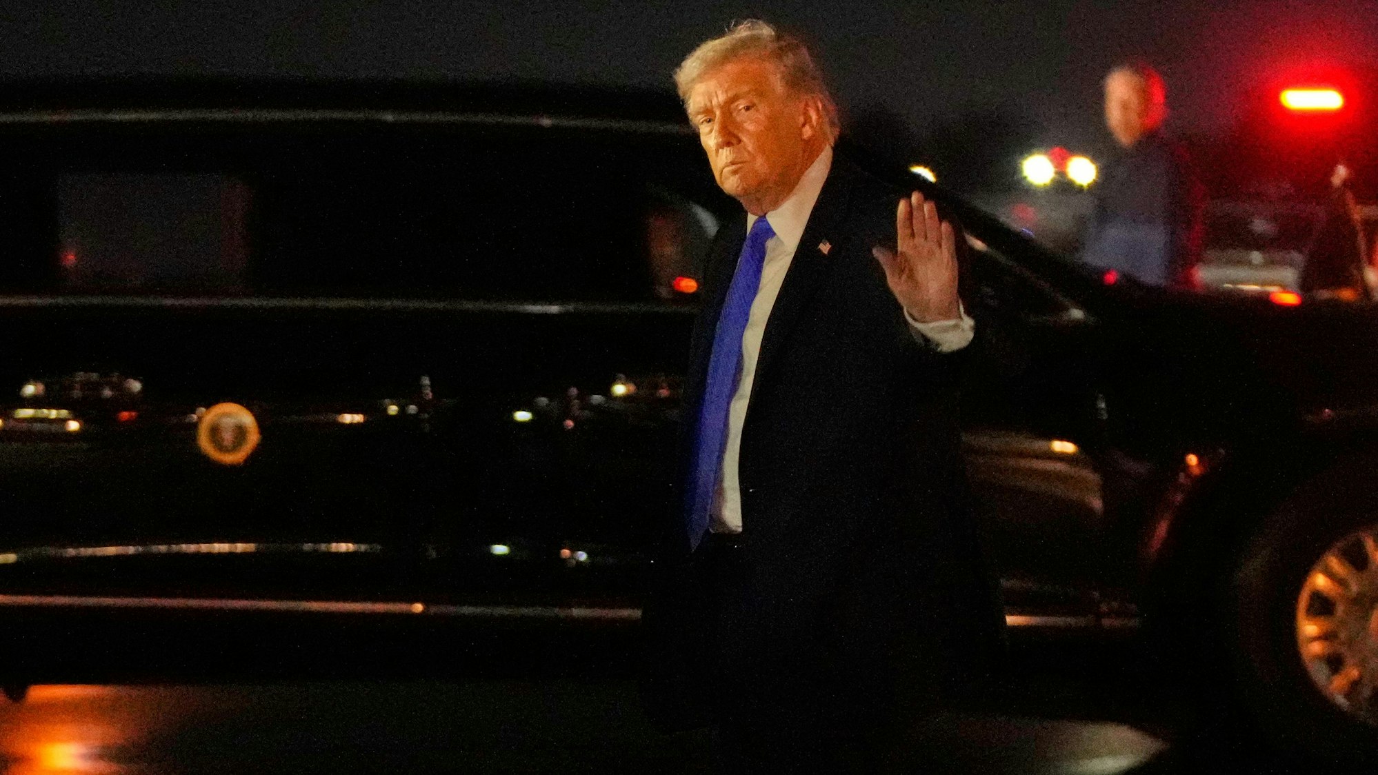 14.03.2026, USA, West Palm Beach: US-Präsident Donald Trump winkt nach seiner Ankunft mit der Air Force One auf dem Palm Beach International Airport. Foto: Mark Schiefelbein/AP/dpa +++ dpa-Bildfunk +++