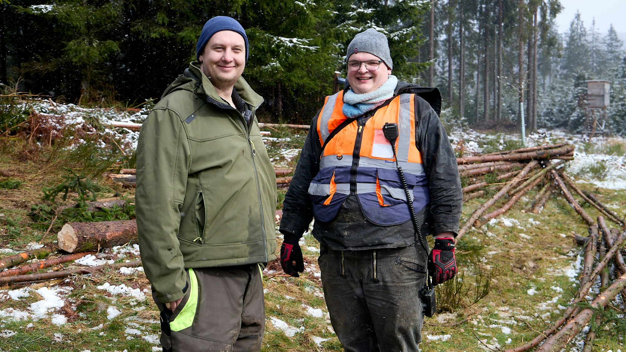 Jan-Erik Ritzel und Thorge Joswig stehen nebeneinander im Wald.