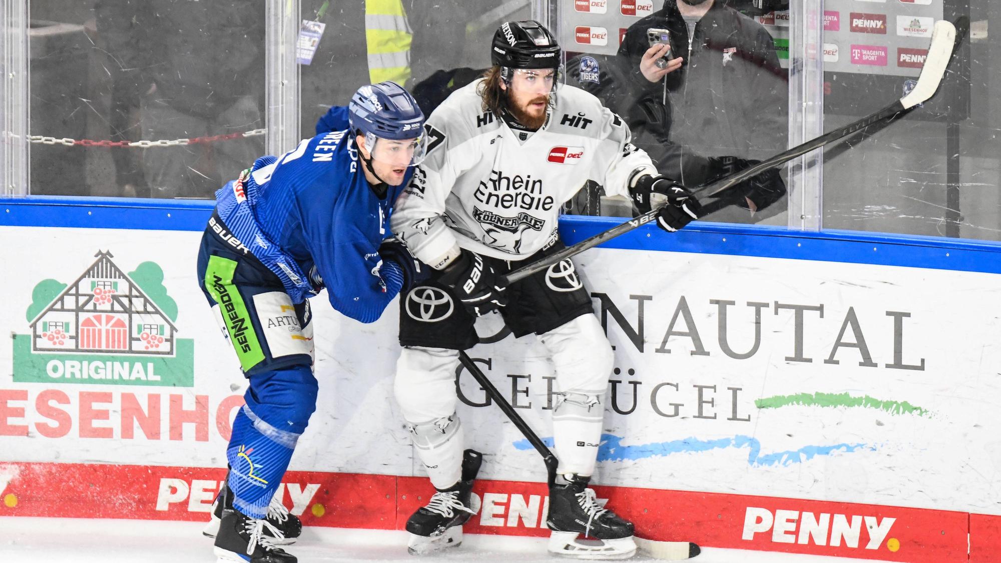 Traf als erster Haie beim 6:3 bei den Straubing Tigers: Ryan MacInnis (r. gegen Alex Green).