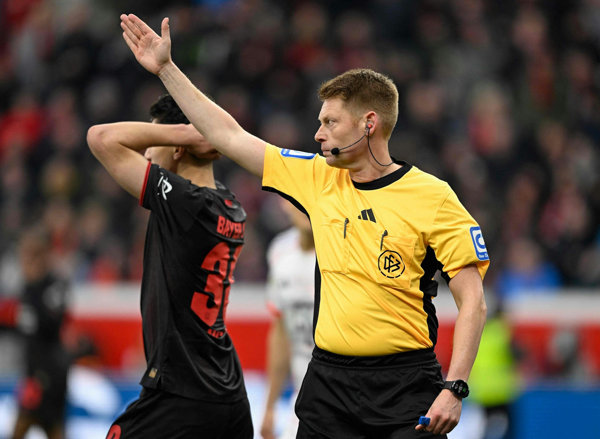 GIm Dauereinsatz: Hier verweigert Schiedsrichter Christian Dingert dem späten Leverkusener 2:1 die Anerkennung.