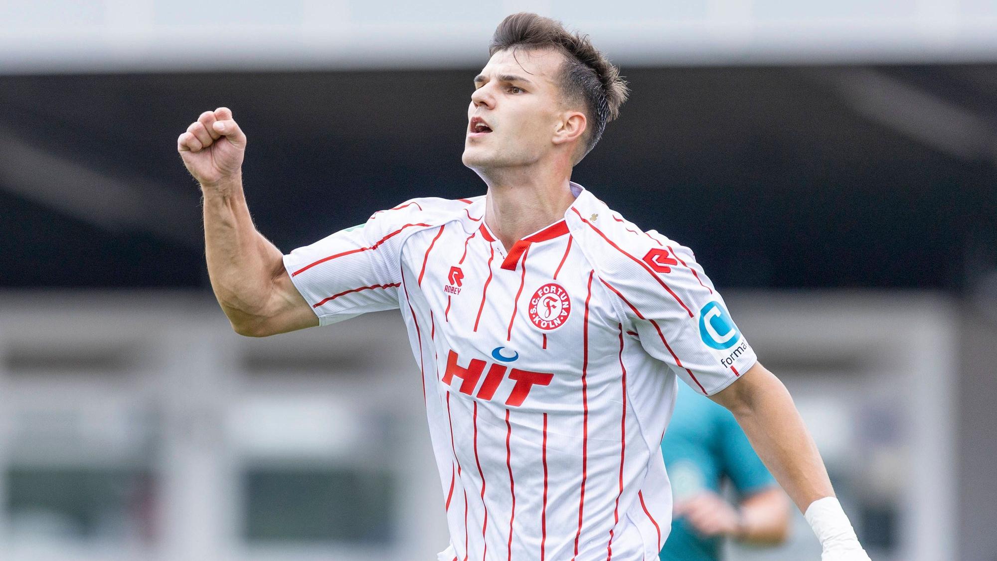 Regionalliga West: Fortuna Köln - Rot-Weiß Oberhausen, 16.08.2025 Nico Thier Fortuna Köln, 7 jubelt nach seinem Tor zum 1:0. Regionalliga West, Fortuna Köln - Rot-Weiß Oberhausen, 4. Spieltag, am 16.08.2025, Südstadion, Köln *** Regionalliga West Fortuna Köln Rot Weiß Oberhausen, 16 08 2025 Nico Thier Fortuna Köln, 7 cheers after his goal for 1 0 Regionalliga West, Fortuna Köln Rot Weiß Oberhausen, Matchday 4, on 16 08 2025, Südstadion, Cologne Copyright: xBEAUTIFULxSPORTS/Meuselx