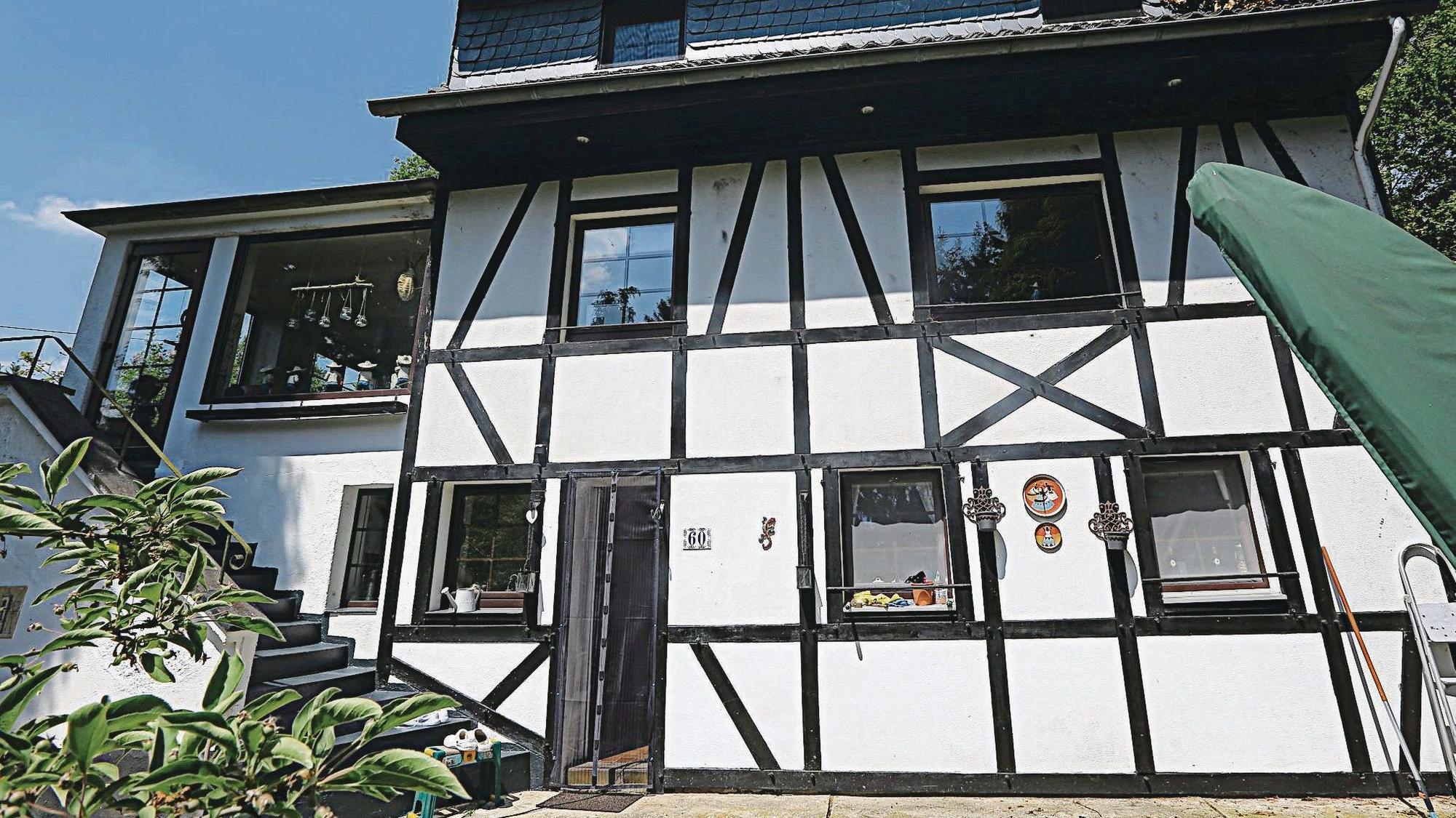 Ein Fachwerkhaus mit Außentreppe