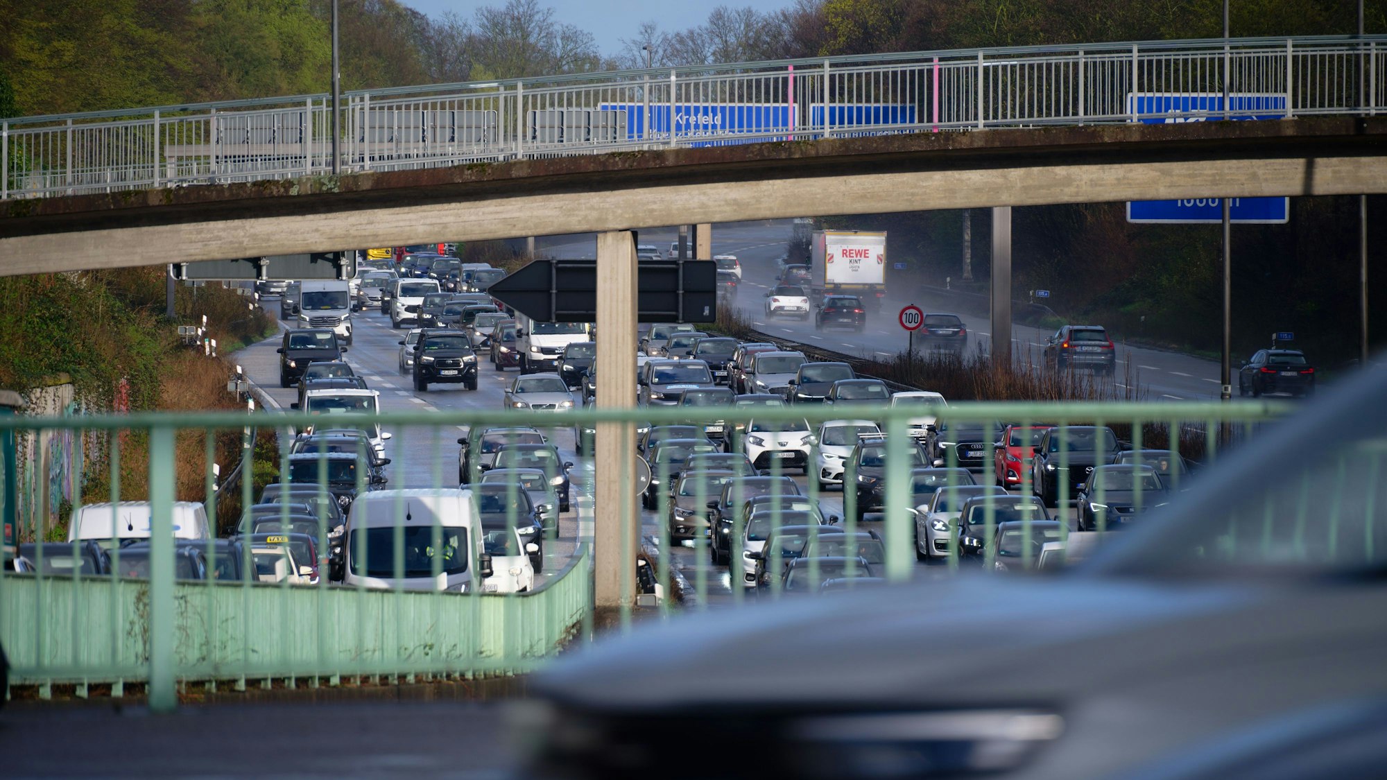 Stau auf der A57 nach einem tödlichen Unfall in Höhe der Anschlussstelle Köln-Ehrenfeld.