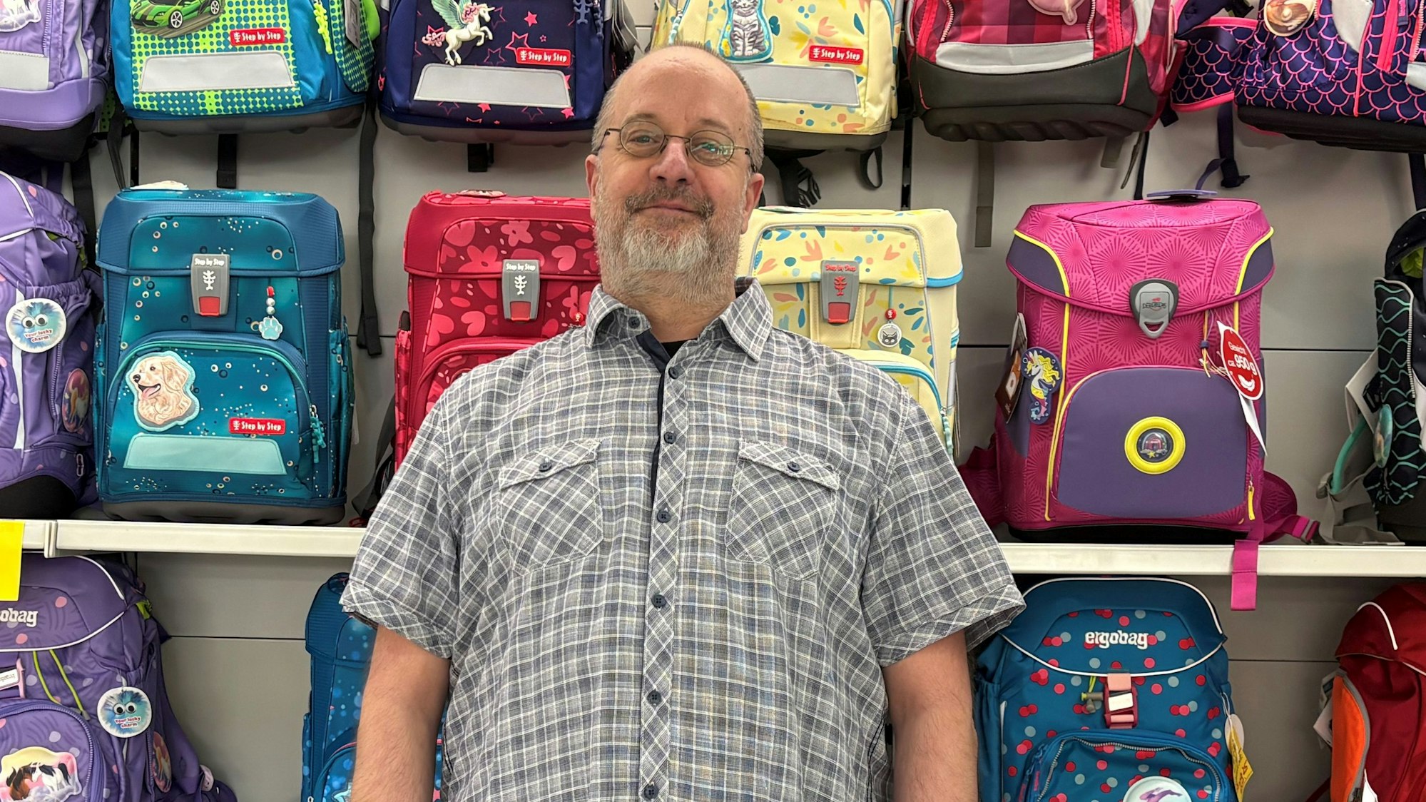 Das Schreibwarengeschäft „Bröckers + Gülden“ am Neuen Markt in Meckenheim schließt nach 43 Jahren. Michael Gülden ist der Inhaber.