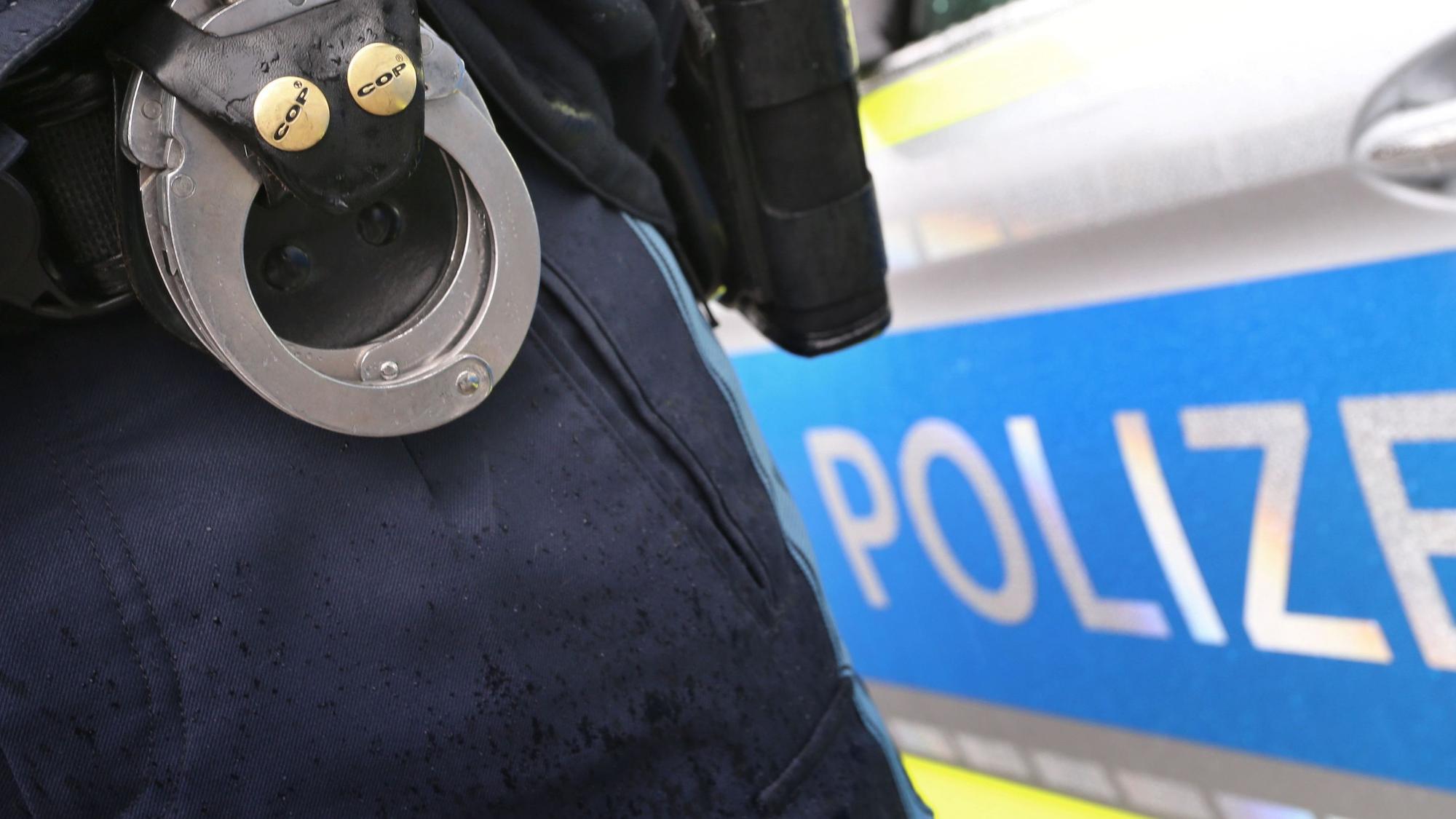 Ein 22-Jähriger wurde nach einem Tankstellenraub von der Polizei festgenommen. (Symbolbild)