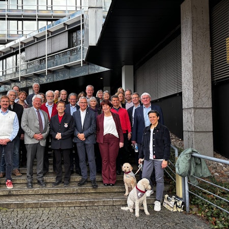 Männer und Frauen stehen auf der Treppe vor dem Siegburger Kreishaus.