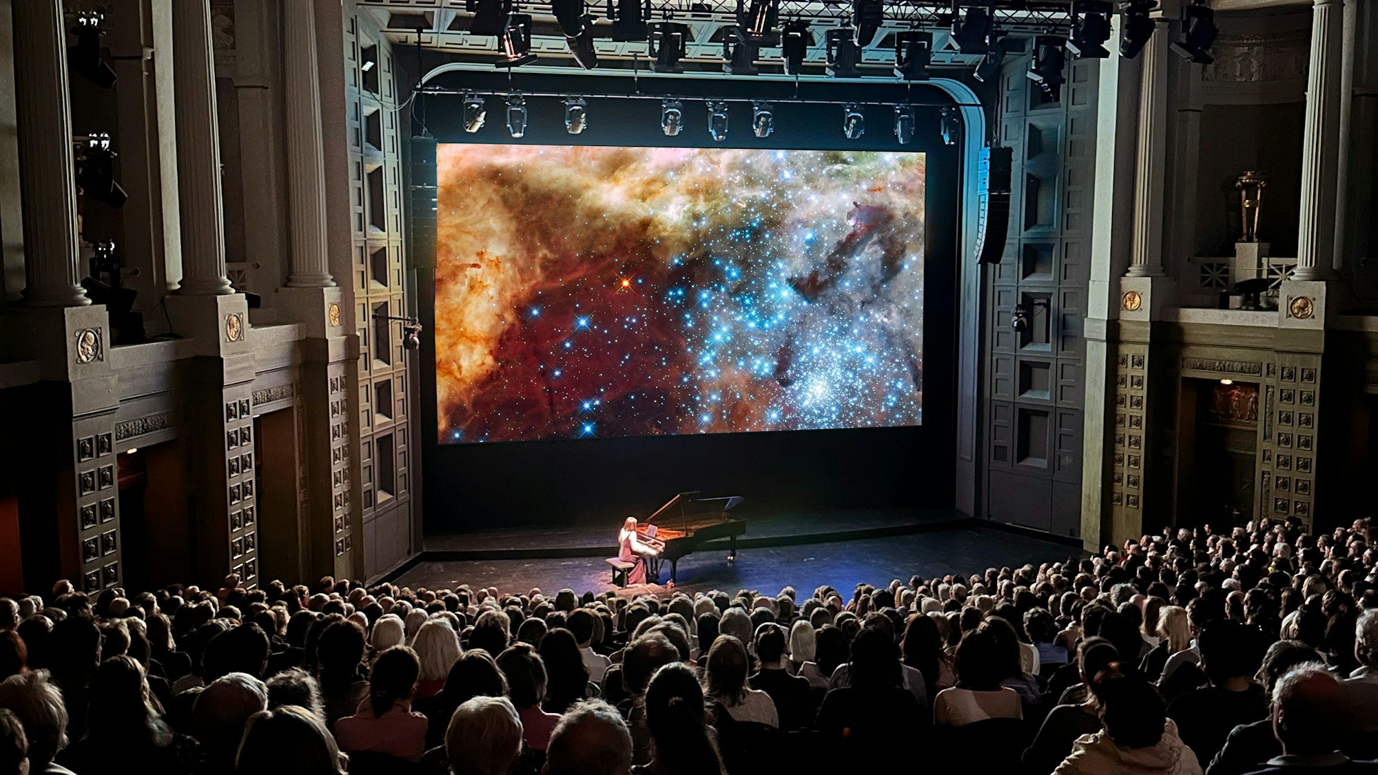 Ferne Galaxien, Sternennebel, schwarze Löcher: Zu den hochgestochenen Aufnahmen spielt Mona Asuka große Bach-Klassiker.